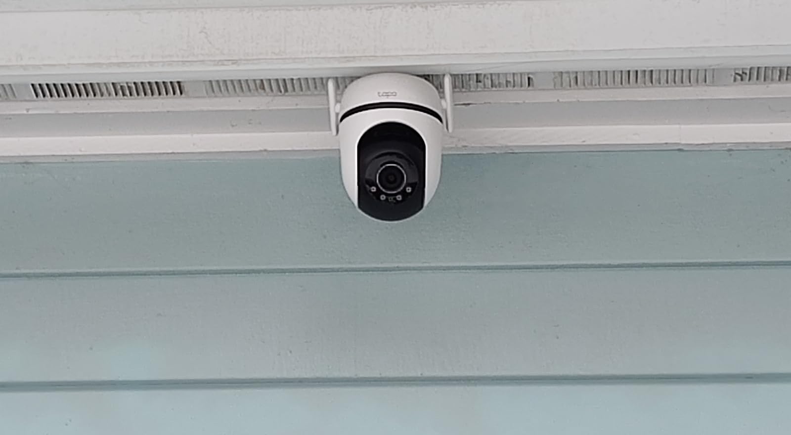 Tapo 2K Outdoor Pan/Tilt Wireless Floodlight Security Camera - Battery Power with Solar, 360 AI Motion Tracking, Person/Vehicle Detection, Subscription-Free Local Storage or Optional Cloud, C615F KIT customer photo 1
