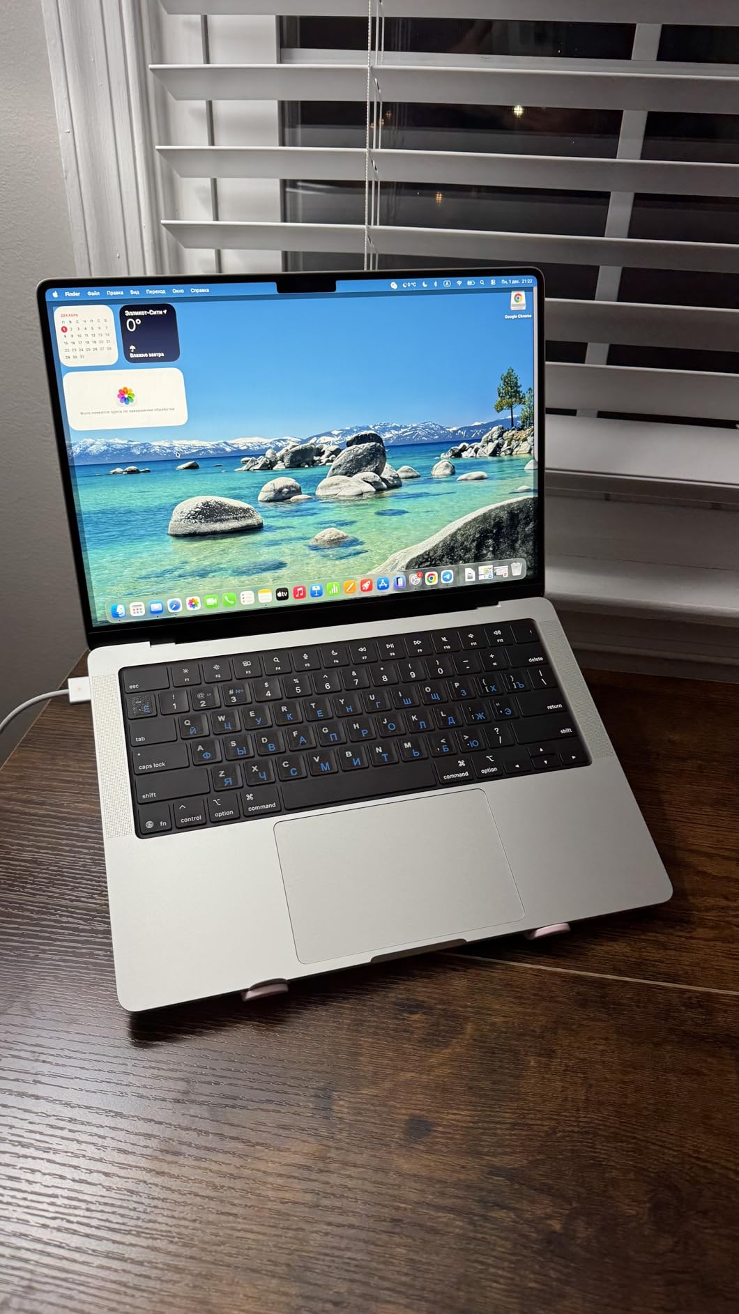 2025 MacBook Pro Laptop with M5 chip with 10-core CPU and 10-core GPU: Built for Apple Intelligence, 14.2-inch Liquid Retina XDR Display, 24GB Unified Memory, 1TB SSD Storage; Space Black customer photo 2