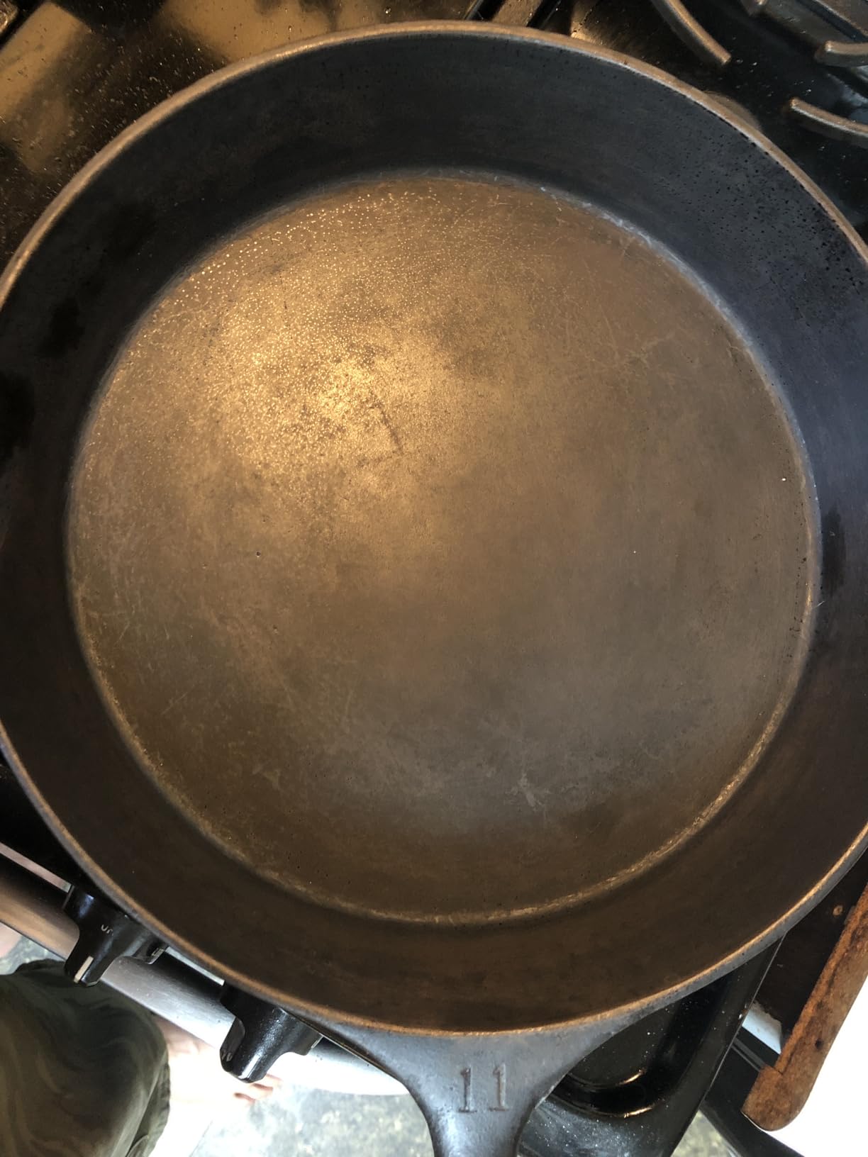 Lodge Seasoned Cast Iron Skillet 10.25 Inches - PFAS-Free, Non-Toxic Cookware - Use with an Oven, Stove, Grill, or Campfire - Naturally Non-Stick & Oven Safe customer photo 1