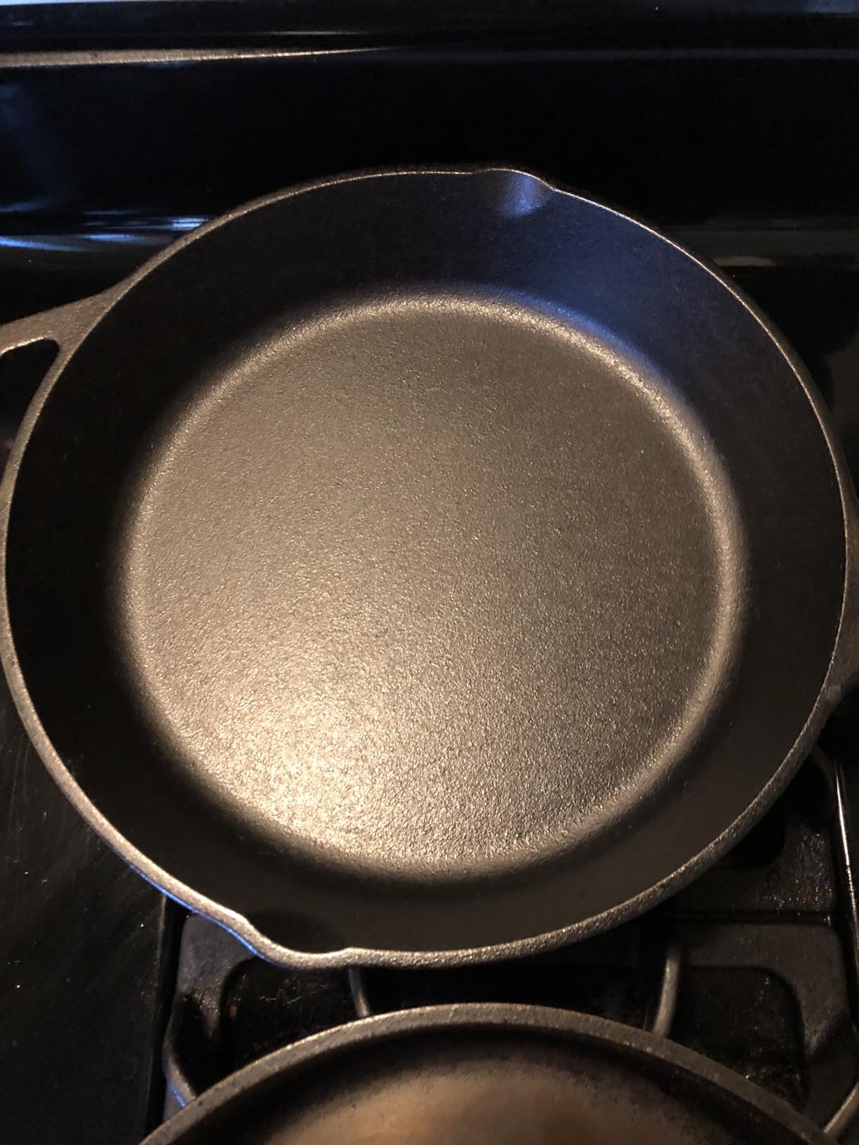 Lodge Seasoned Cast Iron Skillet 10.25 Inches - PFAS-Free, Non-Toxic Cookware - Use with an Oven, Stove, Grill, or Campfire - Naturally Non-Stick & Oven Safe customer photo 2