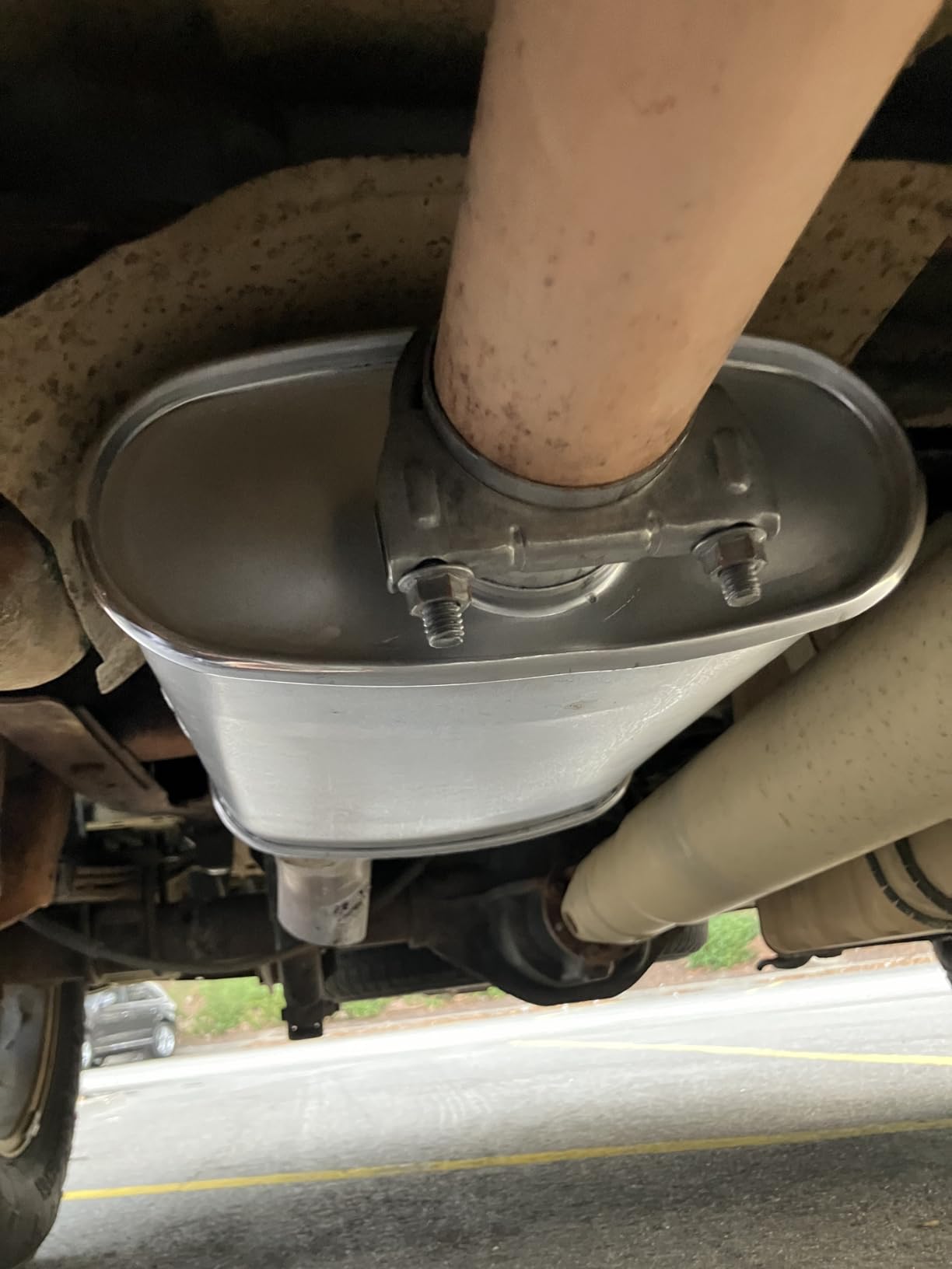 Thrush Muffler Deep Performance Tone Inlet 2.5 Pipe Connection Offset Outlet 2.5 Center customer photo 1