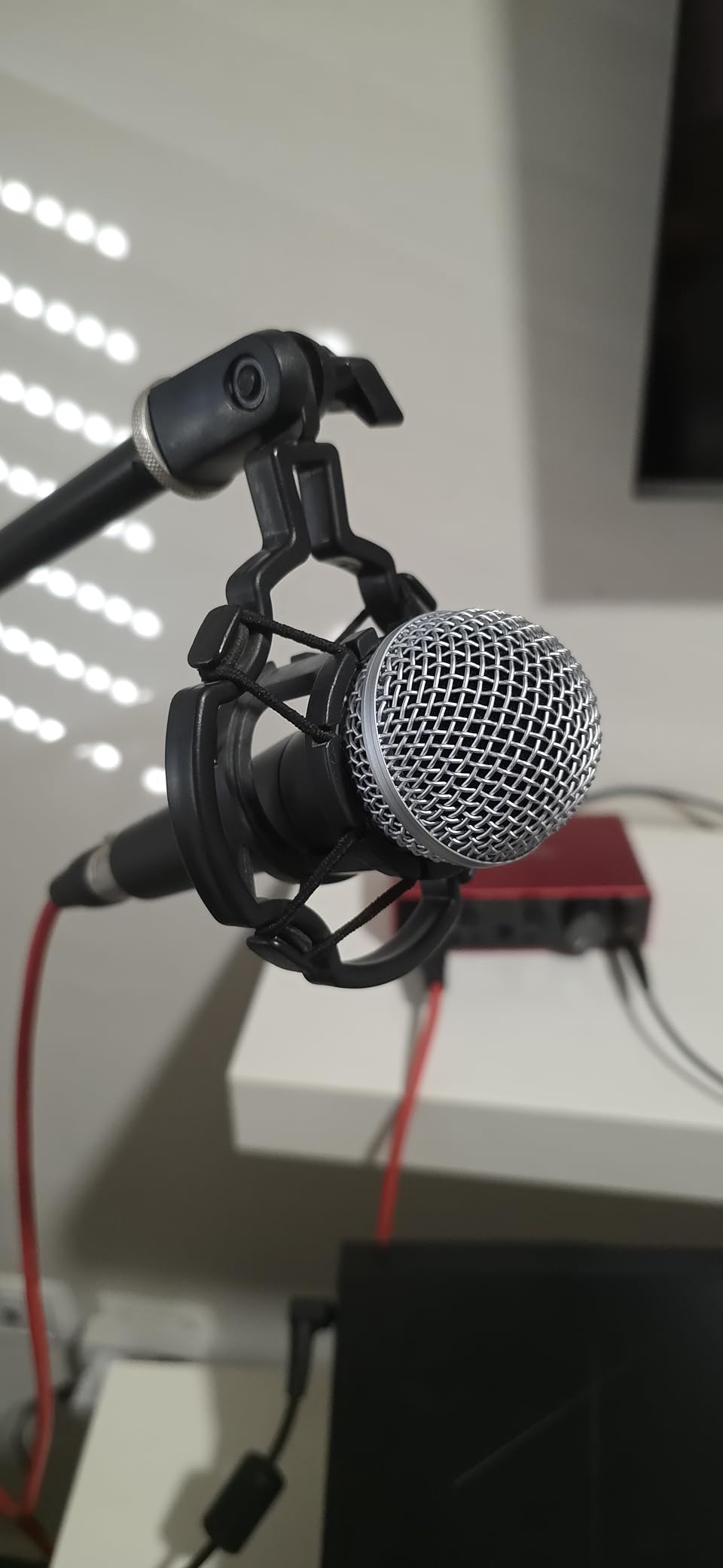 Shure SM58-LC Dynamic Vocal Microphone - Professional Handheld Cardioid XLR Mic for Singing, Live Performance, Studio Recording, Podcast and Broadcast, Black customer photo 1