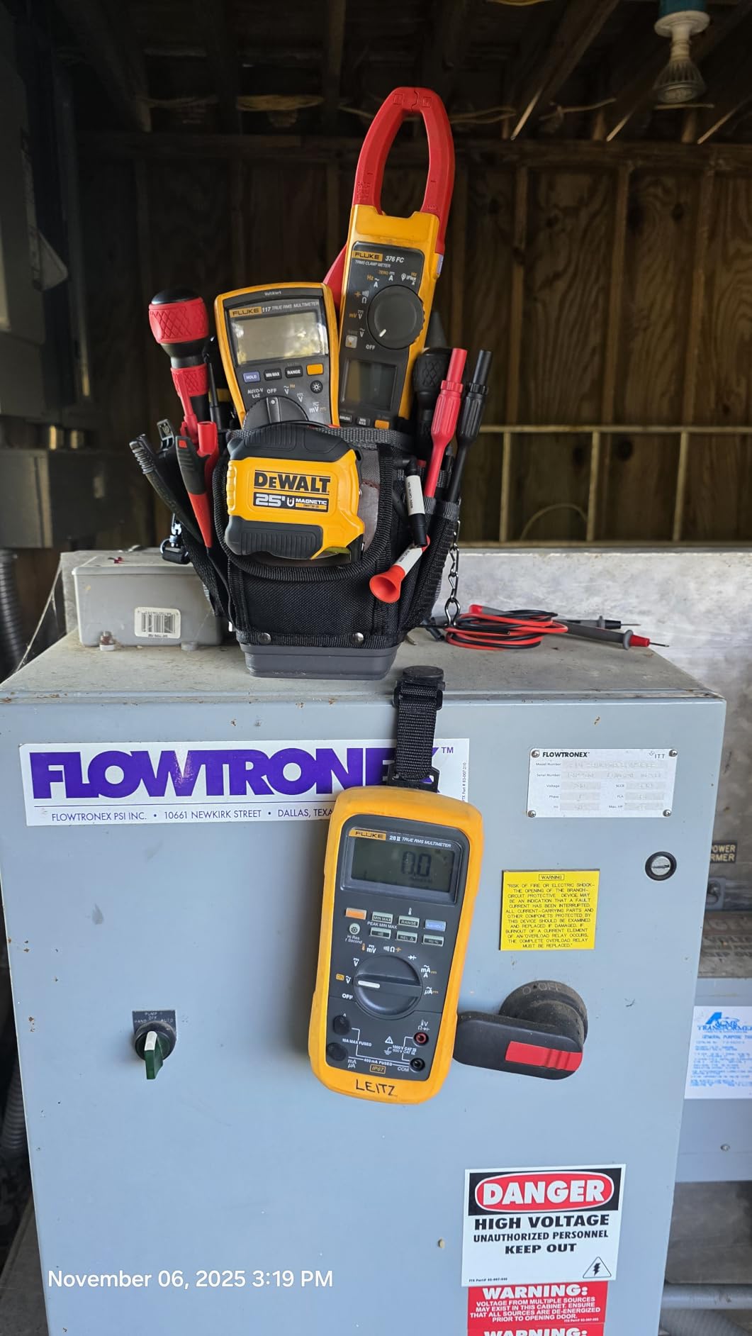 Fluke 117 Digital Multimeter, Non-Contact AC Voltage Detection, Measures Resistance/Continuity/Frequency/Capacitance/Min Max Average, Automatic AC/DC Selection customer photo 1