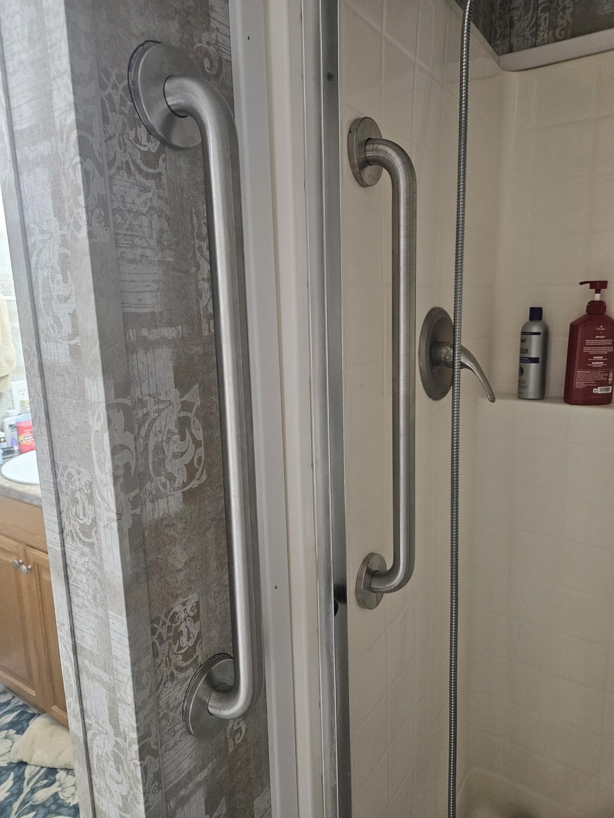 Moen Home Care Bathroom Safety 32 Inch Stainless Steel Handicap Grab Bar for Bathtub and Shower, Elderly Assistance Product with Concealed Screws, 8732 customer photo 1