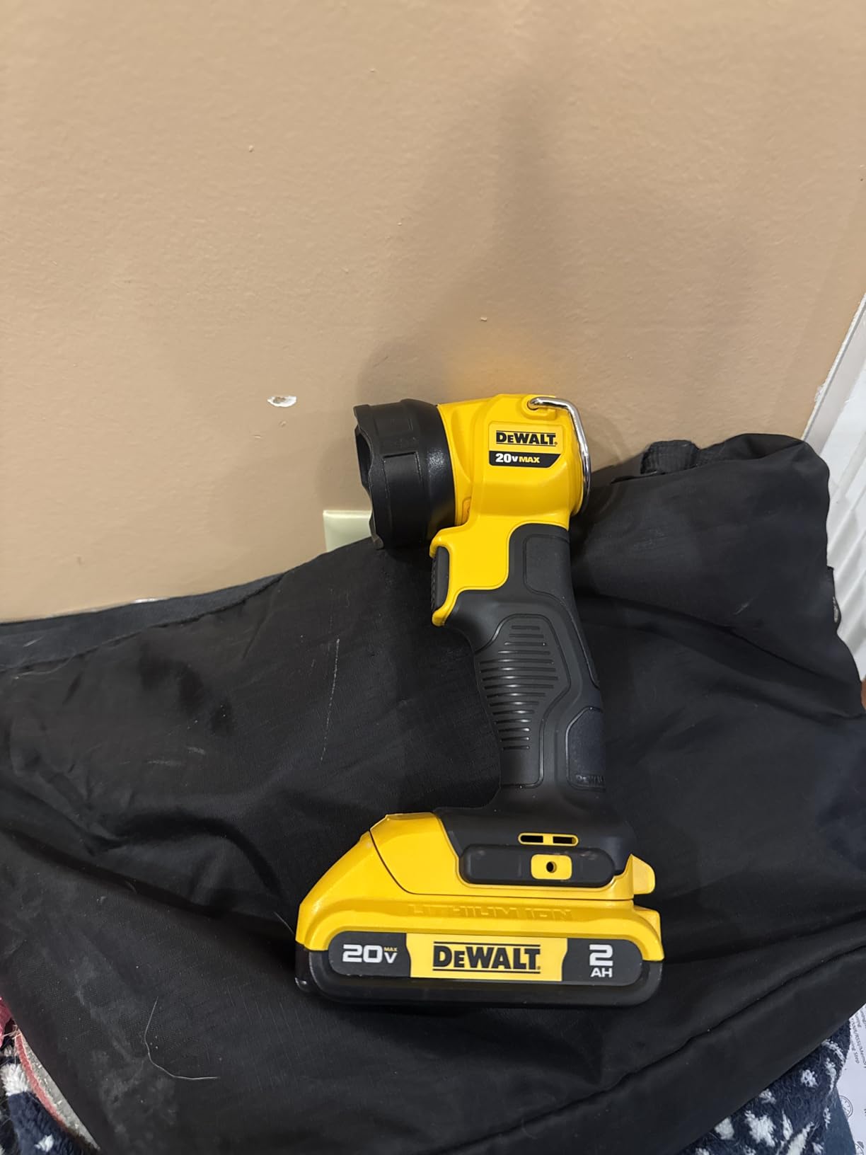 DEWALT 20V MAX* LED Work Light/Flashlight (DCL040) customer photo 2