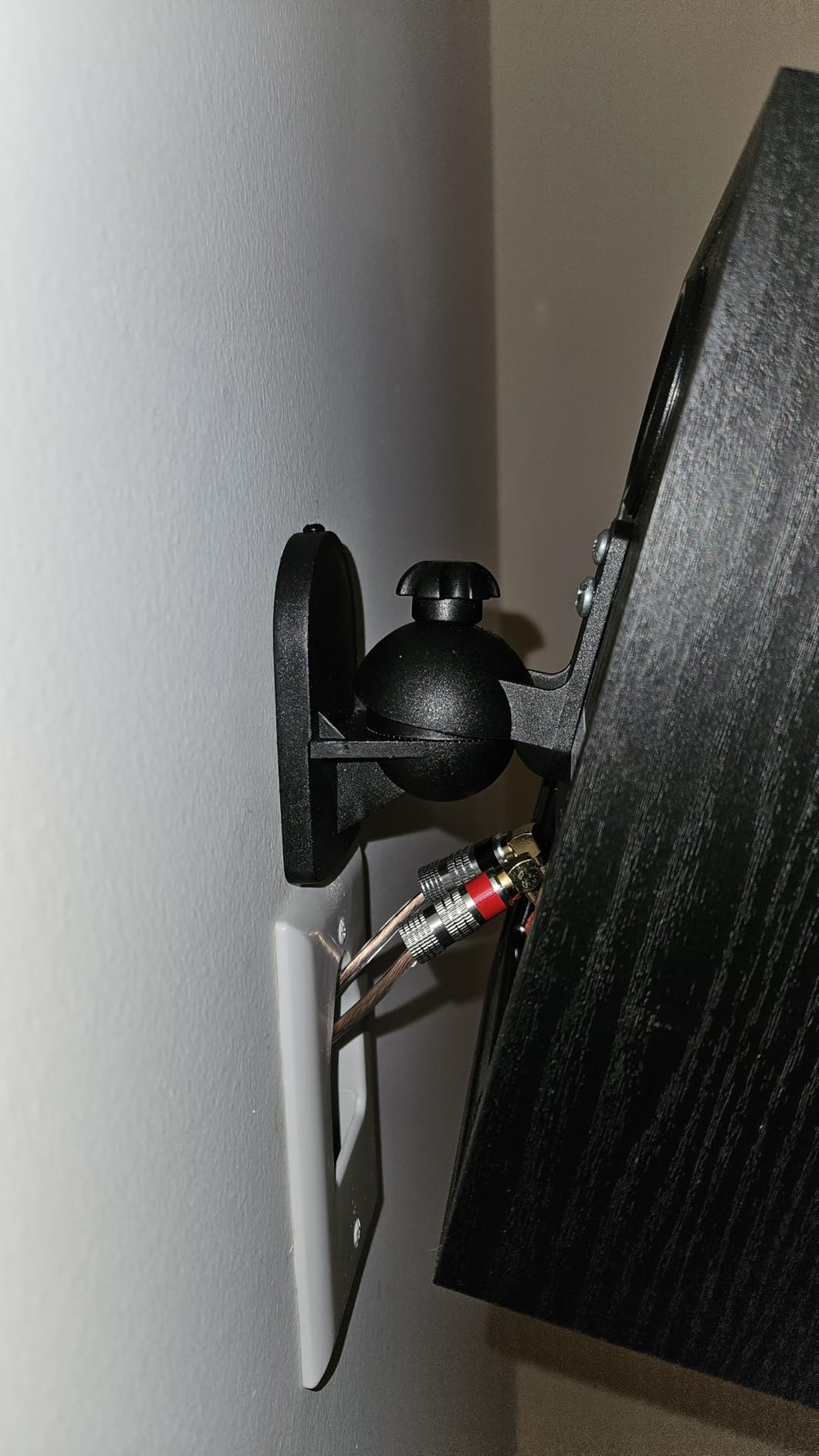 Monoprice Low Profile 7.5 lb. Capacity Speaker Wall Mount Brackets (Pair) Black customer photo 1