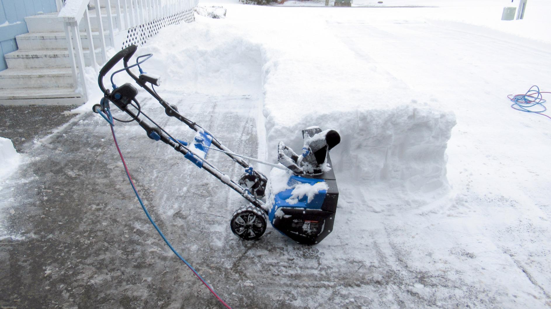 Snow Joe Ultra 18 Inch 15 Amp Single Stage Electric Snow Thrower with Headlights customer photo 1