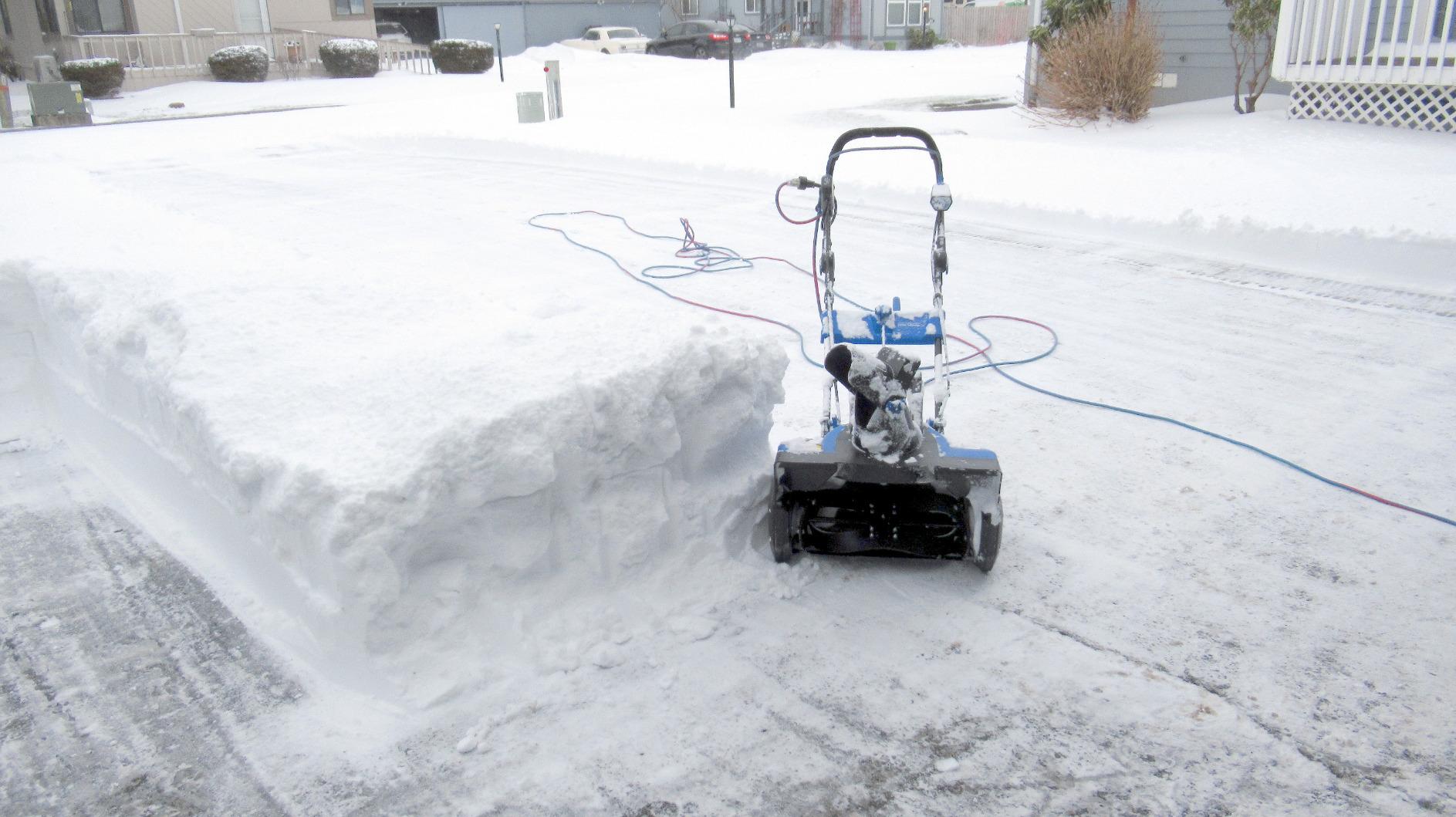 Snow Joe Ultra 18 Inch 15 Amp Single Stage Electric Snow Thrower with Headlights customer photo 2