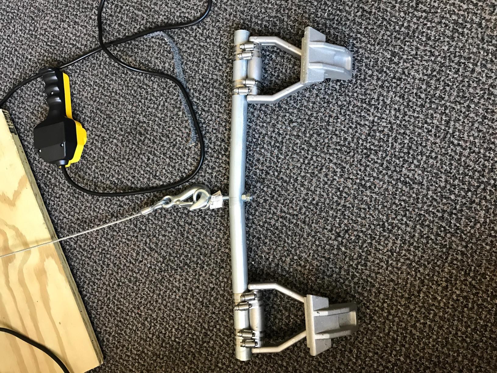 ROBERTS 44479 10-10 Carpet Puller with Manual Clamping Activation for Pulling Carpet During Installation or Removal, Silver customer photo 2