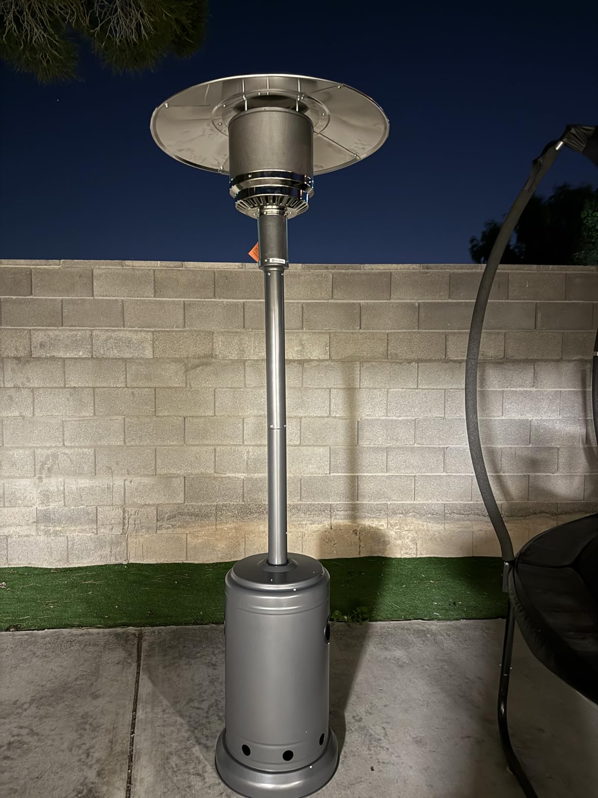 Amazon Basics 46,000 BTU Portable Outdoor Propane Patio Heater with Wheels, Commercial & Residential, Easy to Use, with Water Tank, Havana Bronze, 32.1 x 32.1 x 91.3 inches customer photo 1