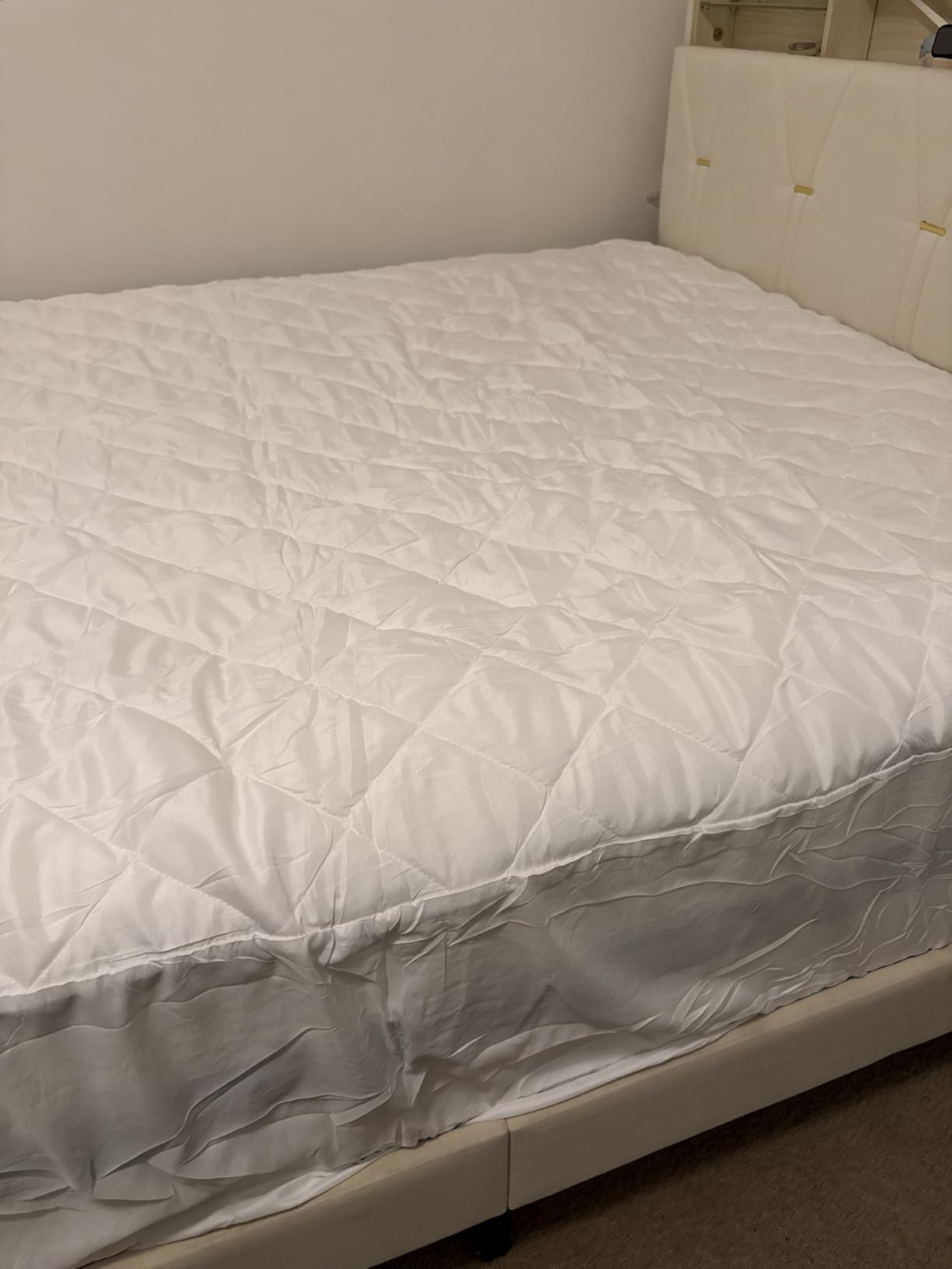 Utopia Bedding Quilted Fitted Mattress Pad, Queen Size, Elastic Fitted Mattress Topper Protector and Cover with Deep Pocket Stretches up to 16 Inches, Machine Washable (White) customer photo 1