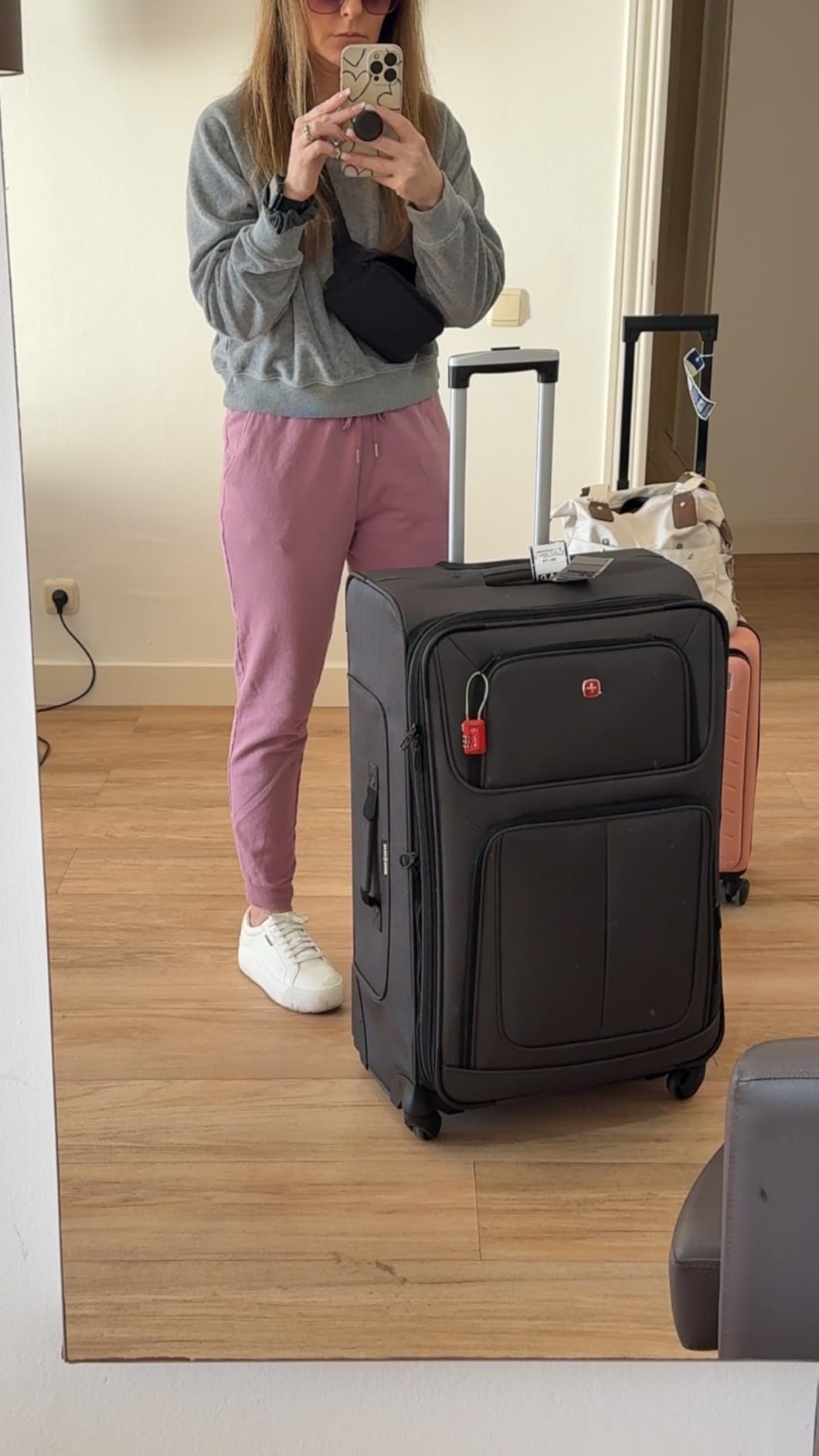 SwissGear Sion Softside Expandable Spinner Luggage Durable Lightweight Travel Suitcase, Black, Checked-Medium customer photo 1