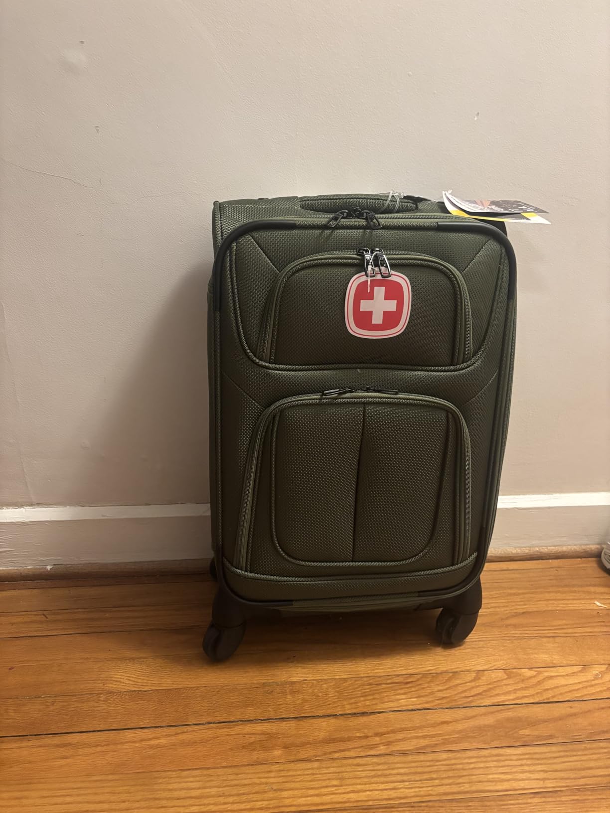 SwissGear Sion Softside Expandable Spinner Luggage Durable Lightweight Travel Suitcase, Black, Checked-Medium customer photo 2