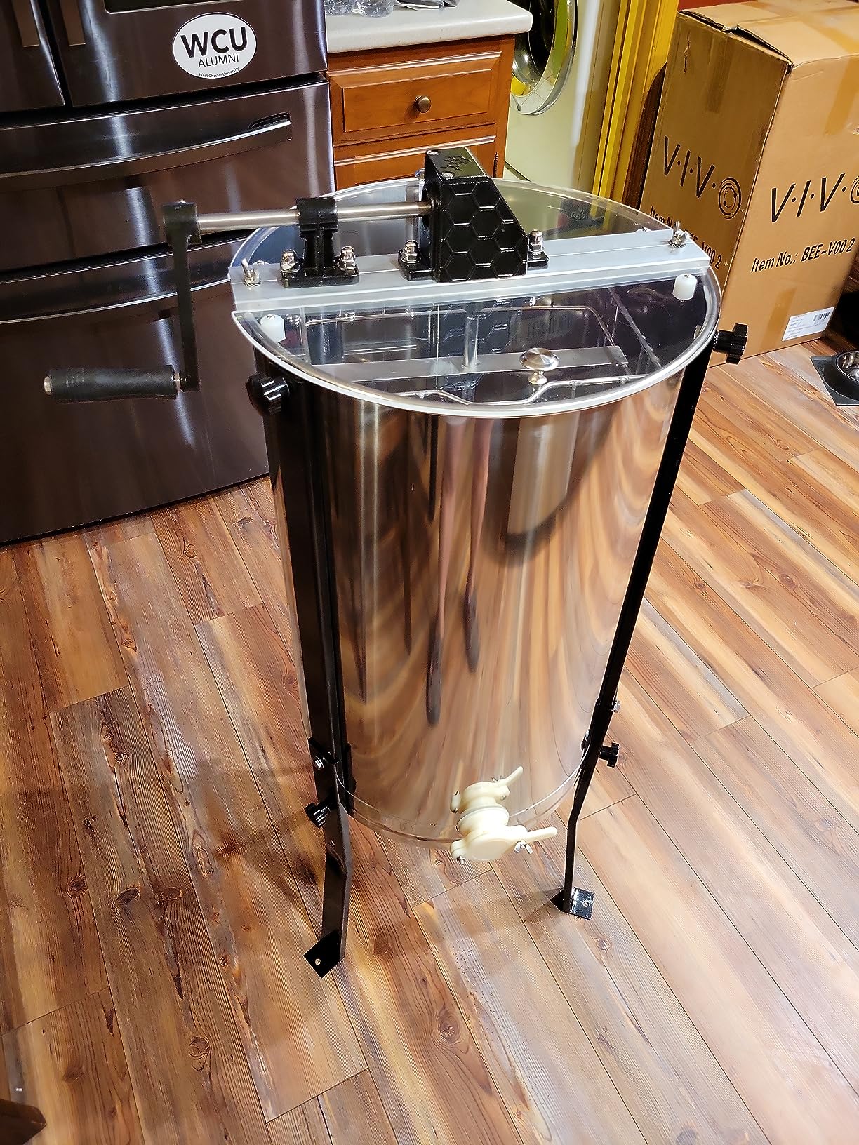 VIVO Honey Extractor 8 Frame Rack (4 Deep Frames), Food Grade Stainless Steel Honey Processing Equipment, Manual Crank Honeycomb Drum Spinner with Transparent Lid, BEE-V004B customer photo 2