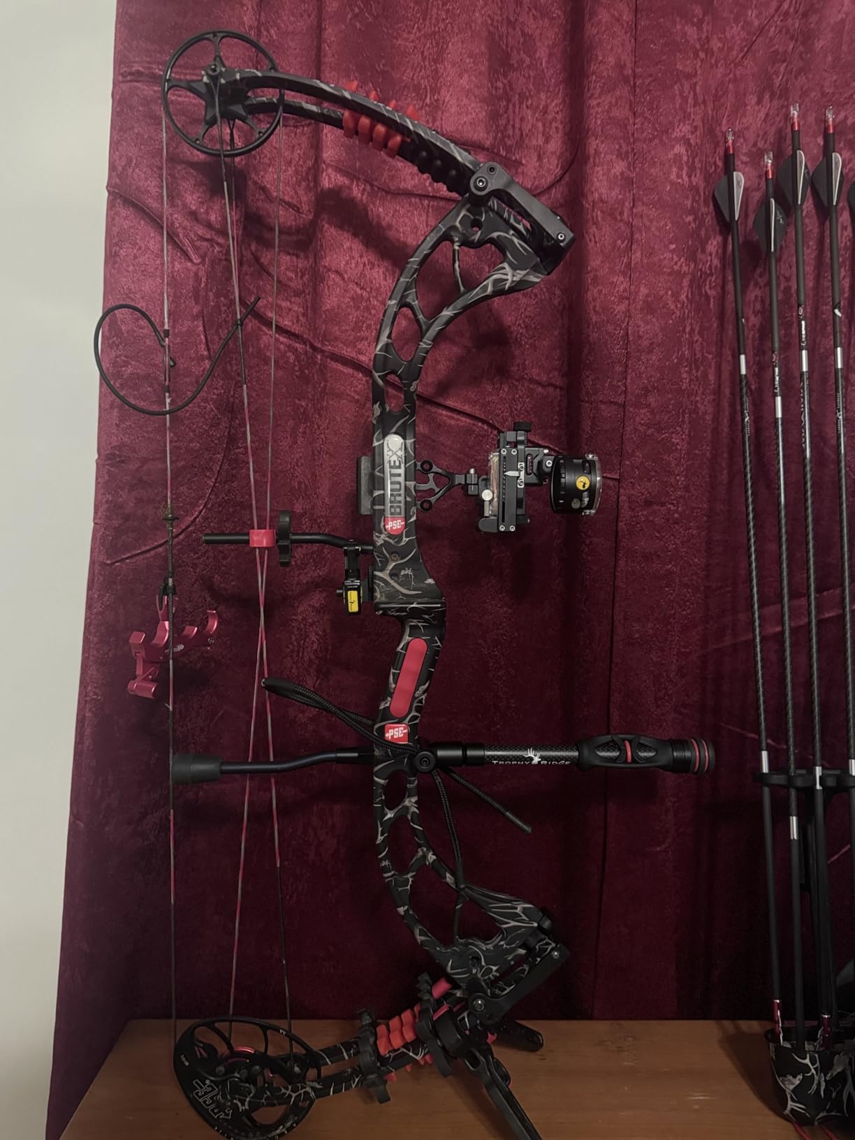 Trophy Ridge React One Pro Bow Sight - Accuracy up to 100 Yards, Tool Less Windage and Elevation Adjustability, 2nd/3rd Axis Leveling, Adjustable Click Light customer photo 1