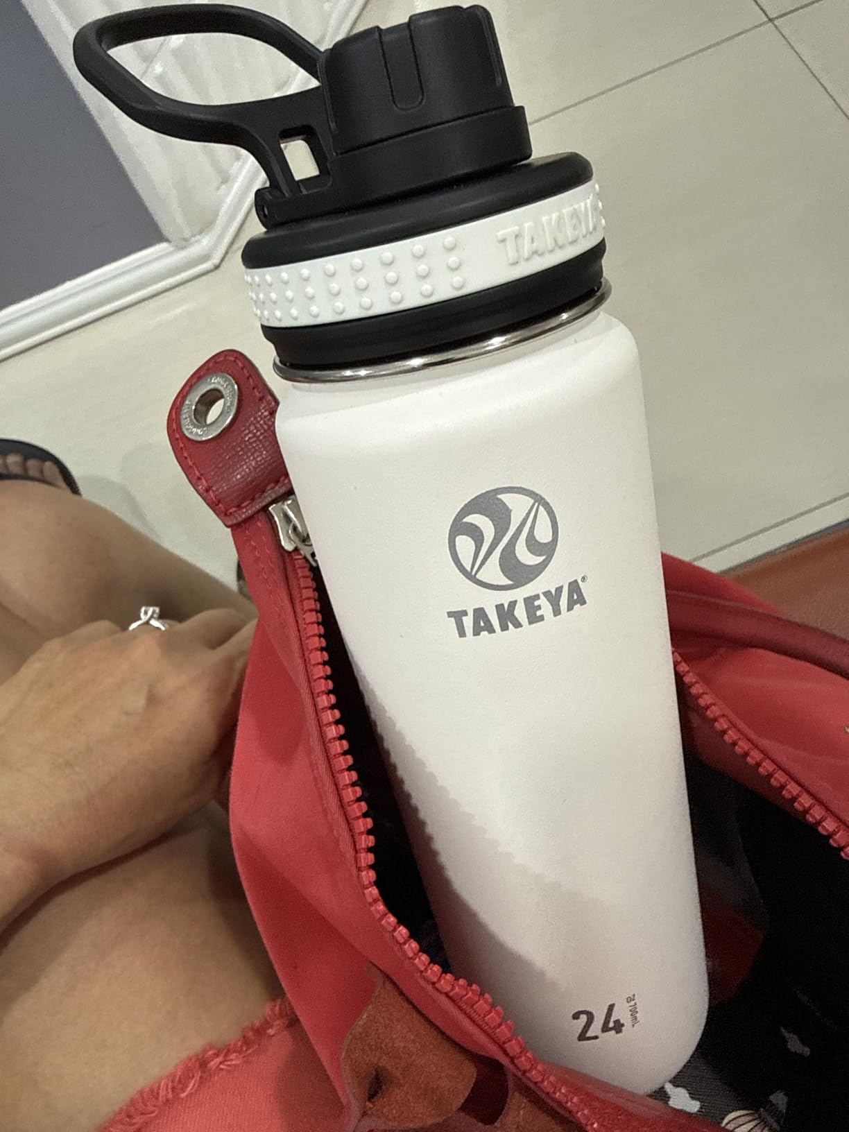 Takeya Originals Vacuum-Insulated Stainless-Steel Water Bottle, 40oz, White customer photo 2
