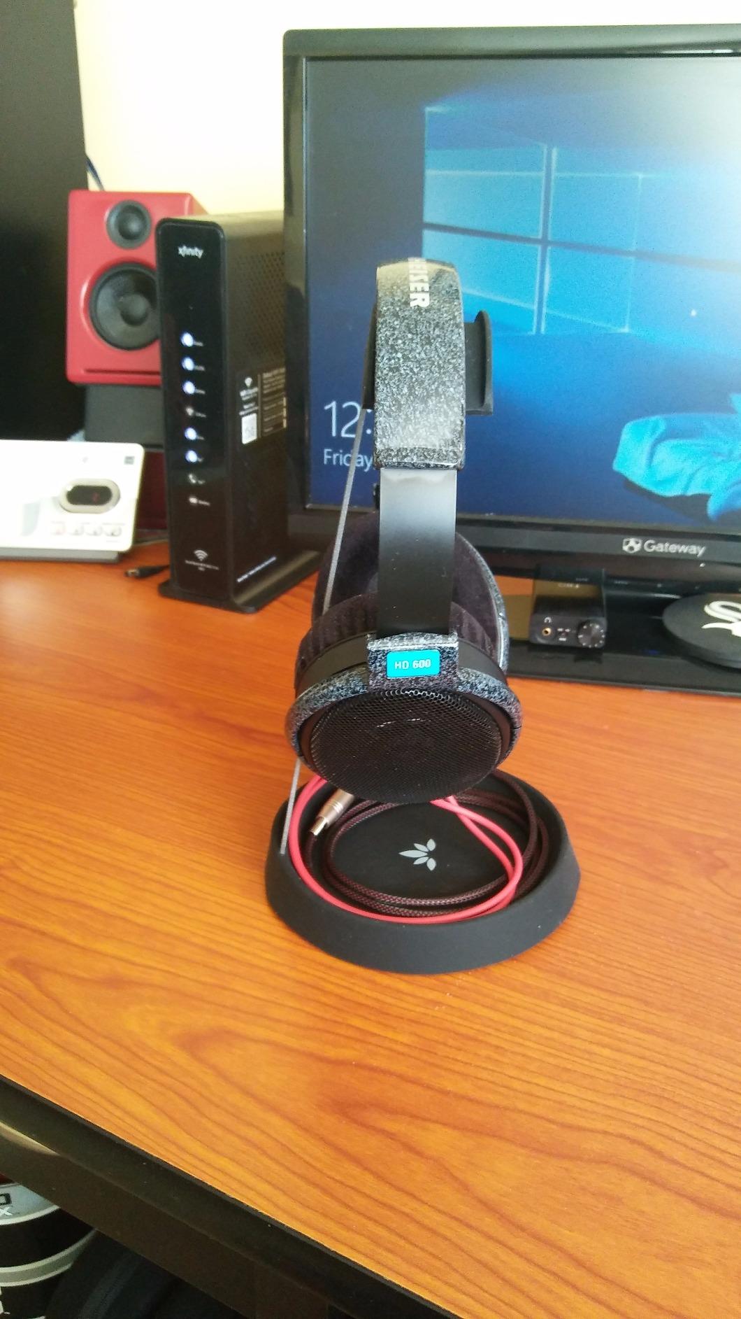 Avantree HS102 - Metal & Silicone Headphone Stand Hanger with Cable Holder, Black Desk Earphone Mount Rack, Fancy Music Studio Accessories customer photo 2