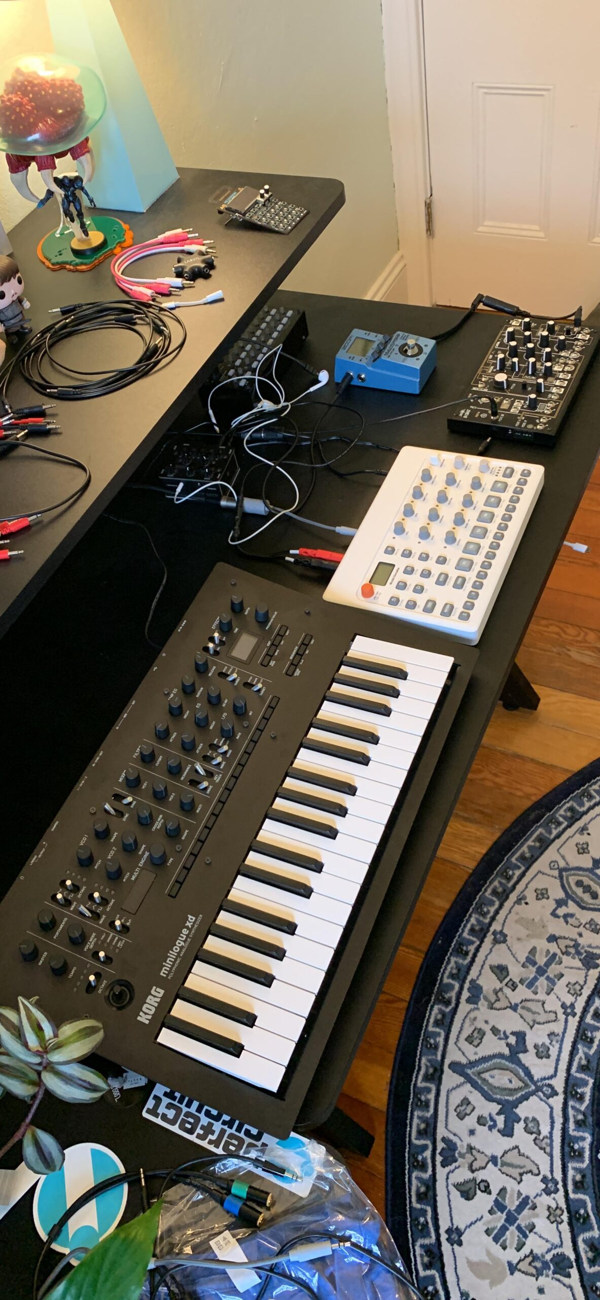 Korg minilogue 37-key Polyphonic Analog Synthesizer w/ 16-step Sequencer, 4 Voices and OLED Oscilloscope customer photo 2