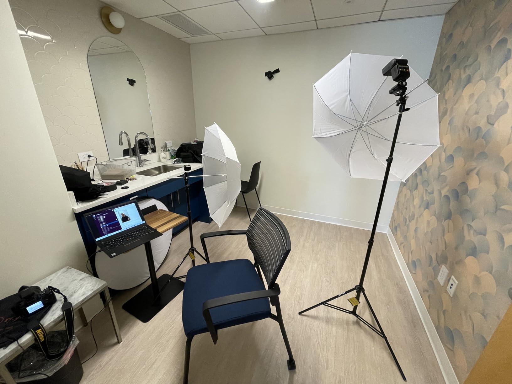 EMART 33 inch Reflective Photography Umbrella, Studio Camera Photographic Props with Adjustable Light Stand, Flash Diffuser for Speedlight (4 Pack) customer photo 1