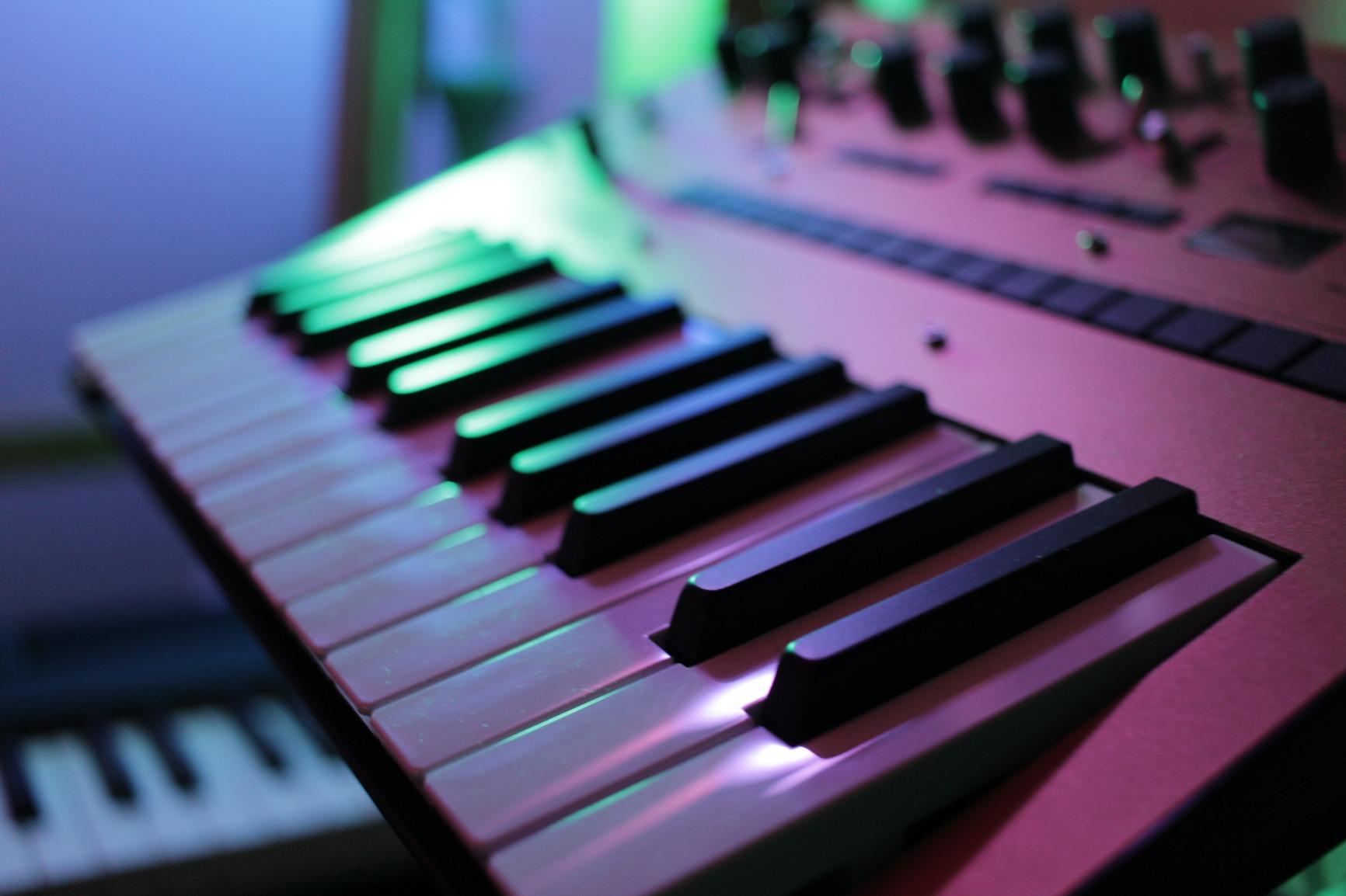 Korg monologue Monophonic Analog Synthesizer with 16-step Sequencer and OLED Oscilloscope - Black customer photo 1