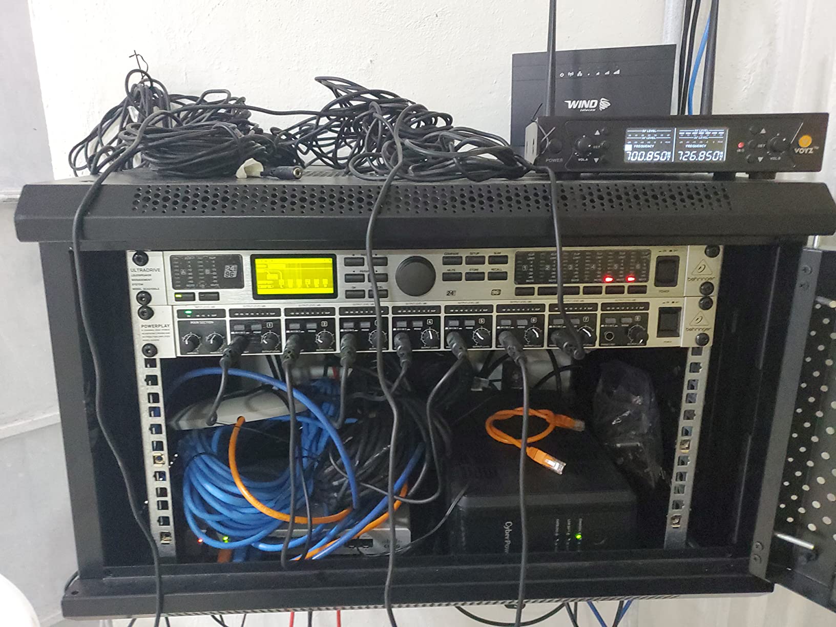 Behringer HA8000 V2 8-Channel High-Power Headphone Mixing and Distribution Amplifier customer photo 1