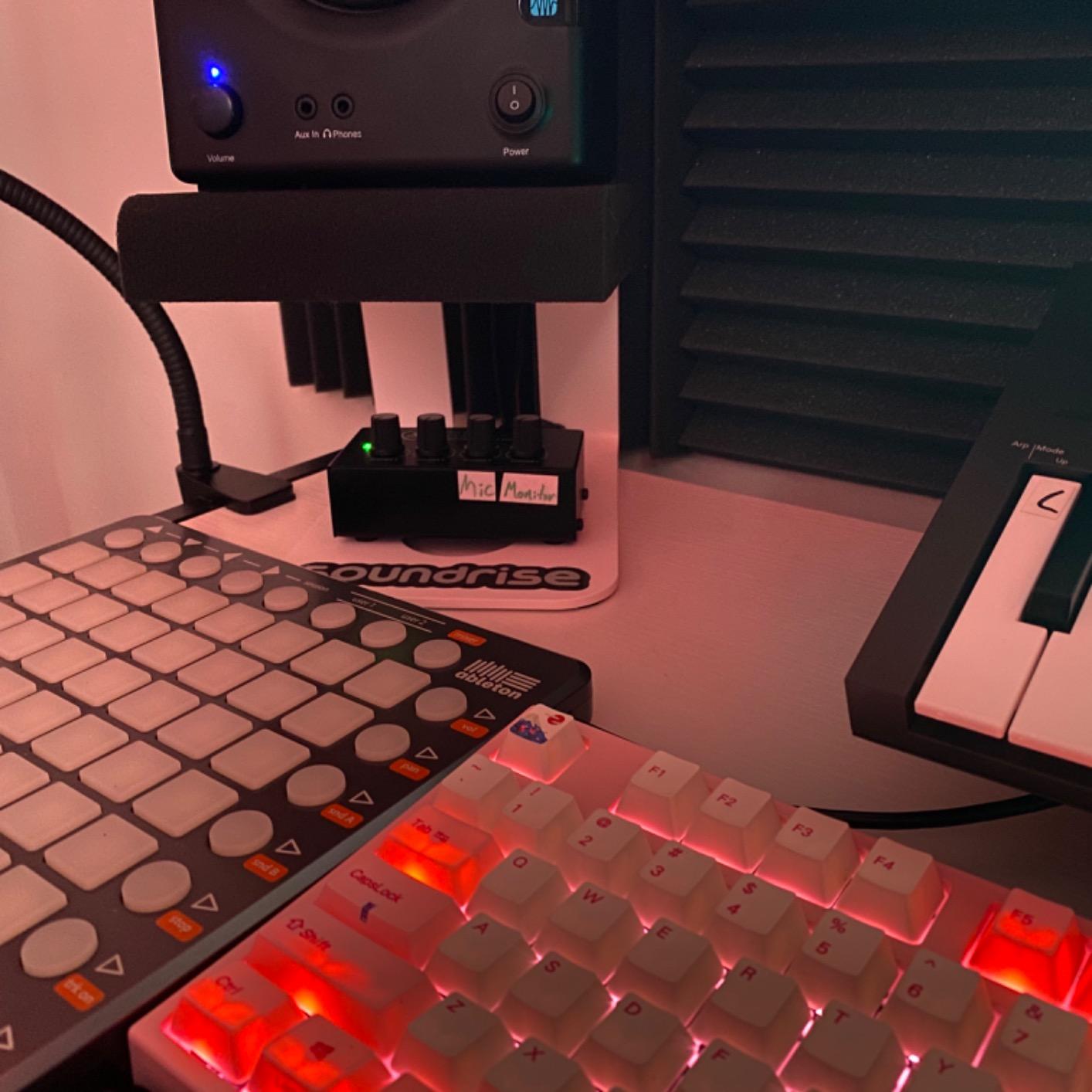 Mackie HM Series, 4-Way Headphone Amplifier Mixer Accessory 1-ch x 4 headphones (HM-4) customer photo 2