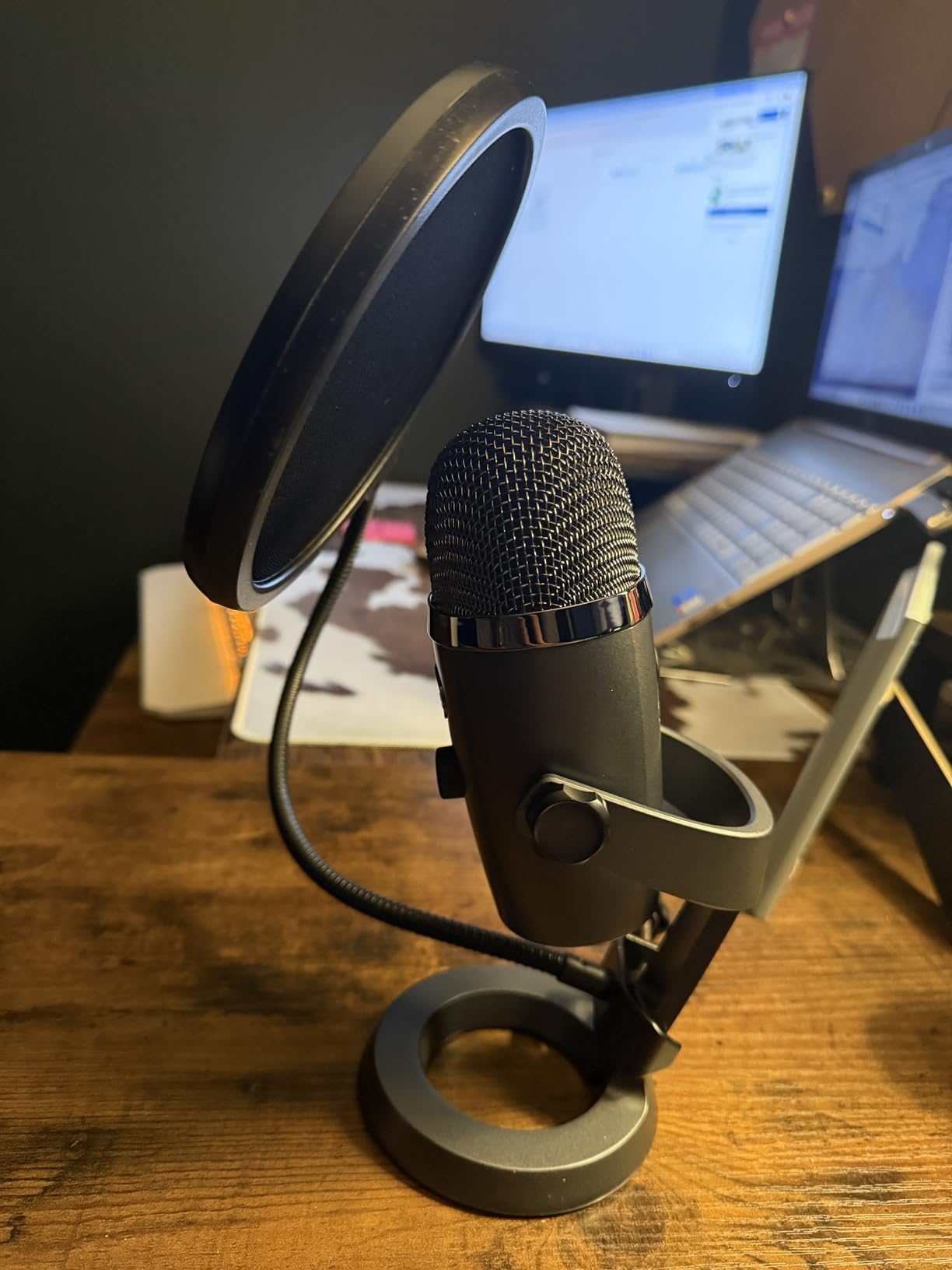 Logitech for Creators Blue Yeti Nano USB Microphone for Gaming, Streaming, Podcasting, Twitch, YouTube, Discord, Recording for PC and Mac, Plug & Play - Shadow Grey customer photo 1