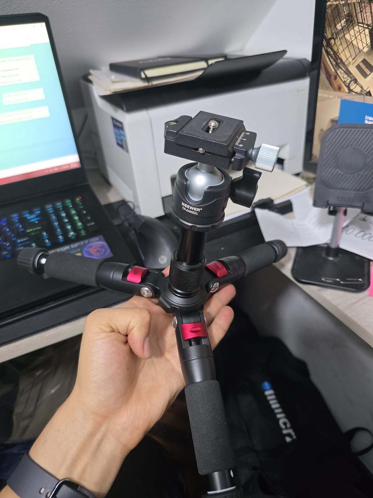 NEEWER Portable Desktop Mini Tripod Aluminum Alloy 20''/ 50cm Desk Tripod with 360 Degree Ball Head, 1/4 inch Quick Shoe Plate for DSLR Camera Video Camcorder, Load up to 11 pounds/5 kilograms customer photo 1