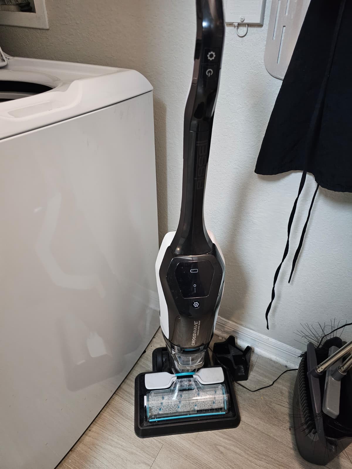 Bissell CrossWave Cordless Max Vacuum Mop All in One Wet and Dry Vac Combo Hard Floor Cleaner and Area Rugs, Cordless Mop, Pack-in Formulas Included, 2554A customer photo 1