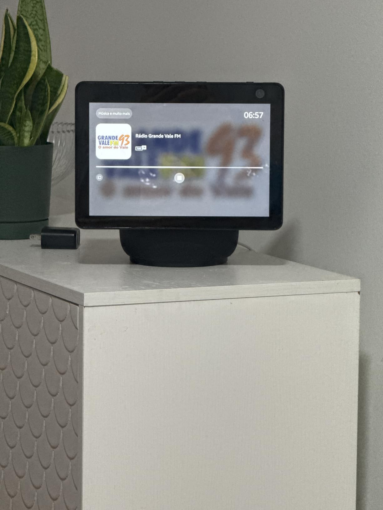 Amazon Echo Show 10 (newest model), HD smart display with premium sound, motion and Alexa, Charcoal customer photo 1