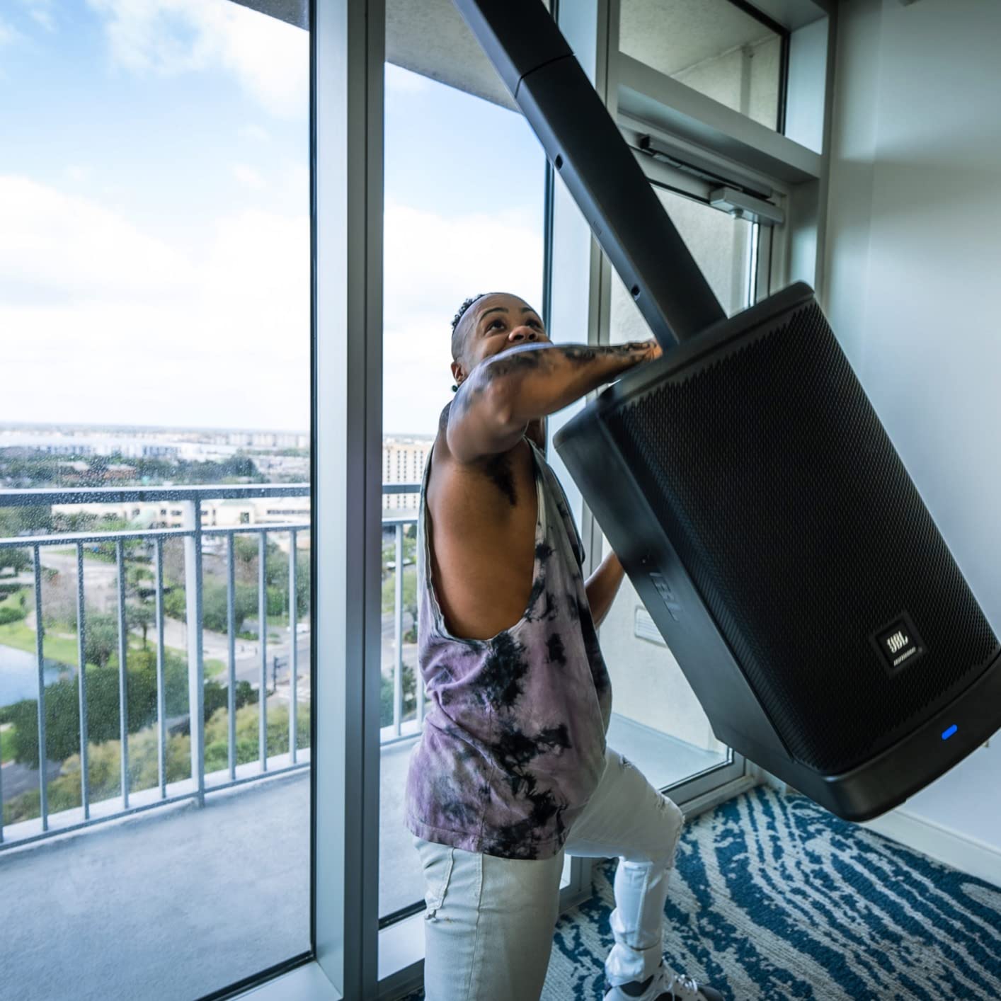 JBL Professional EON ONE Compact Ultra-Portable Battery Powered Wireless PA Speaker System with Bluetooth, Professional 4-Channel Mixer, and Lexicon Effects. Black customer photo 2