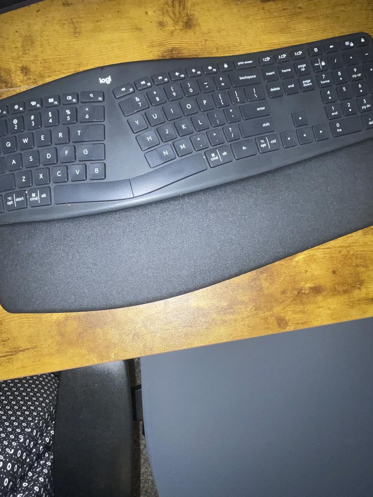 Logitech Ergo K860 Wireless Ergonomic Keyboard - Split Keyboard, Wrist Rest, Natural Typing, Stain-Resistant Fabric, Bluetooth and USB Connectivity, Compatible with Windows/Mac, Black customer photo 2