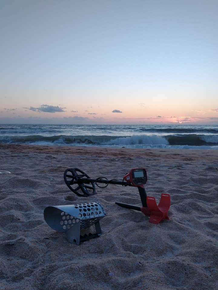 Minelab Vanquish 540 Multi-Frequency Pinpointing Metal Detector for Adults with Iron Bias & V12 12x9 Double-D Waterproof Coil (4 Detect Modes, Wired Headphones & Rain Cover Included) customer photo 2