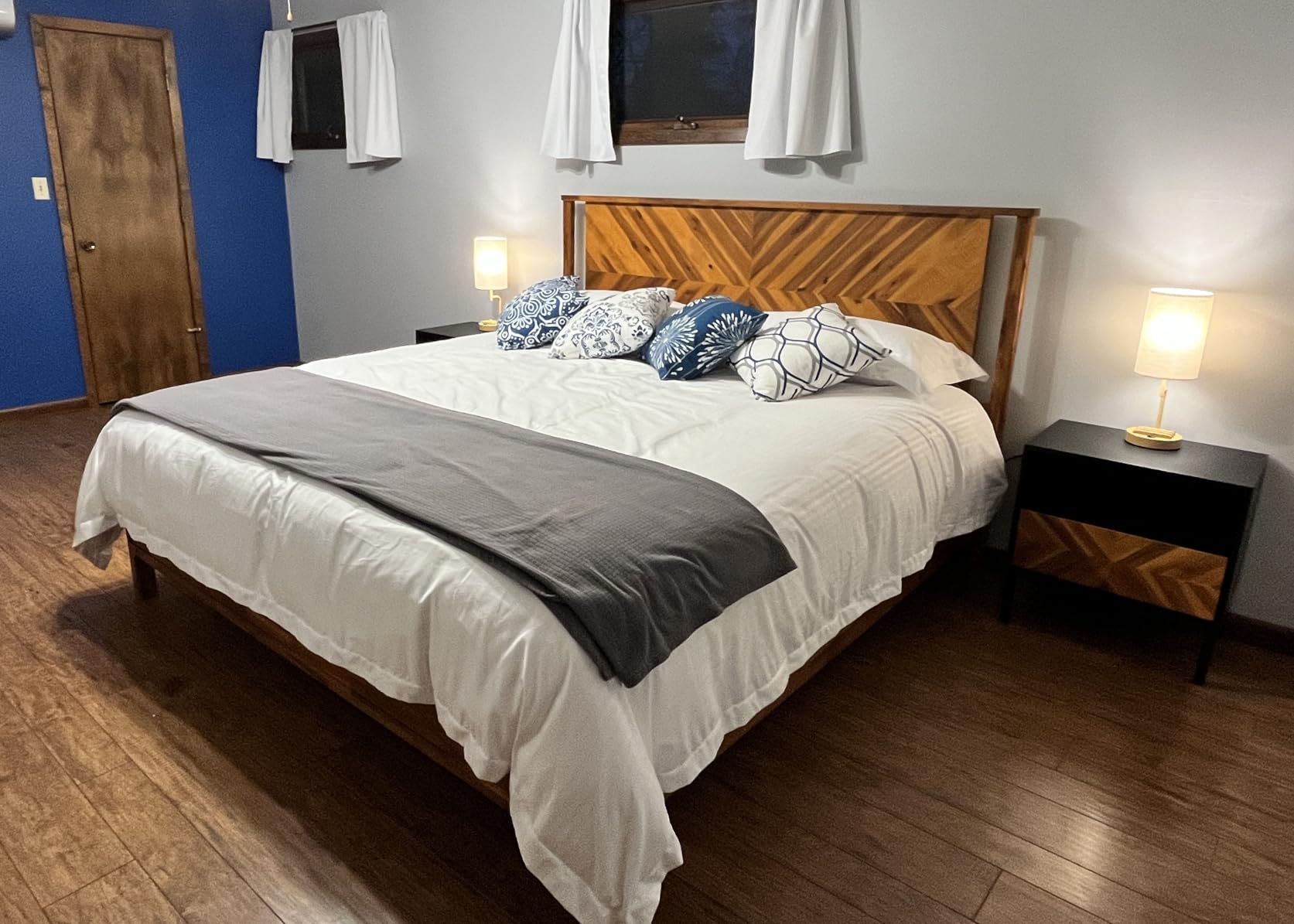 Amazon Basics White Down Alternative Comforter and Duvet Insert with Corner Tabs, Machine Washable, King, All-Season, 102 x 90 inches customer photo 1