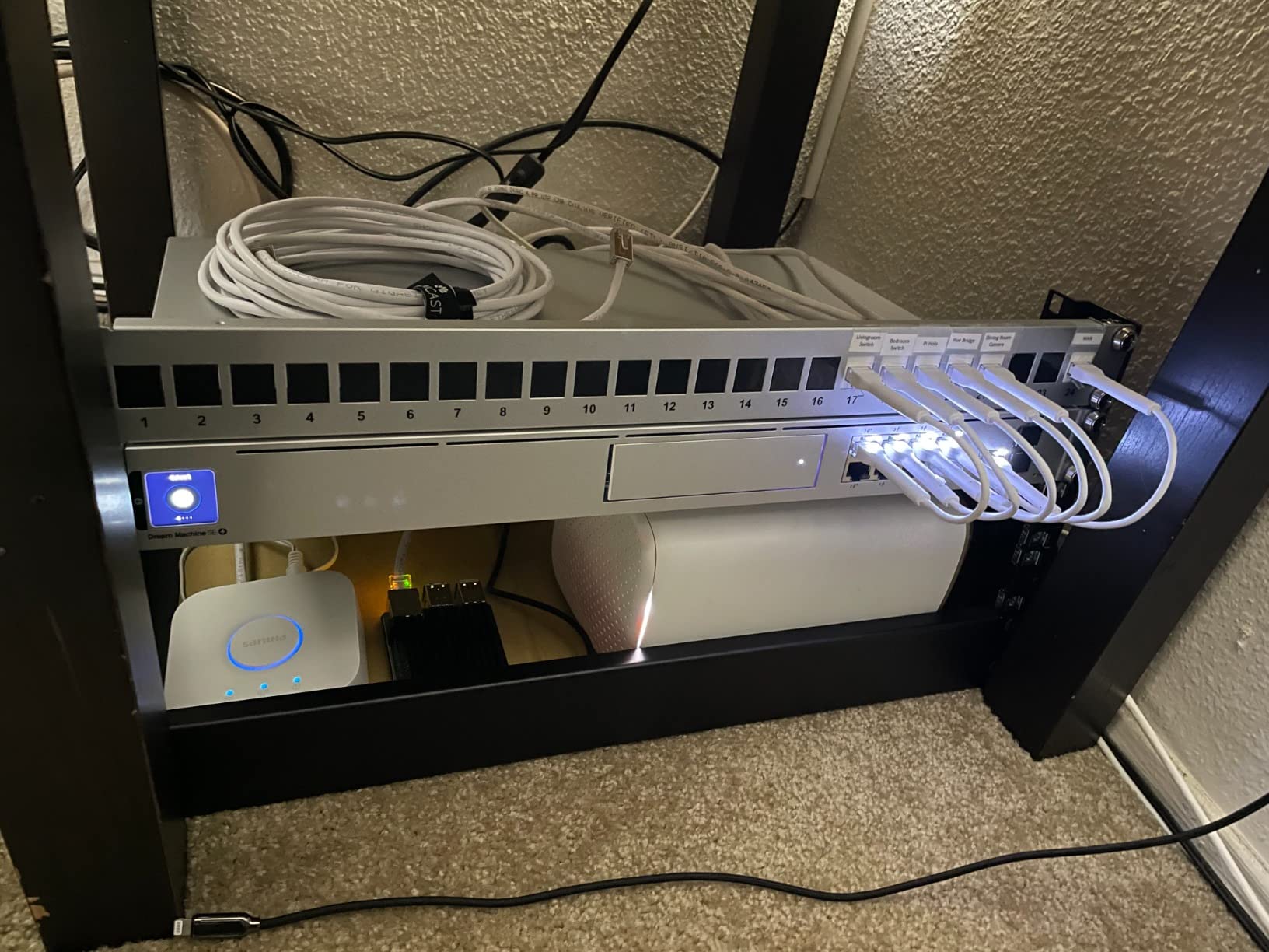 StarTech.com 2-Post 4U Desktop Server Rack, Small Open Frame 19in Computer Rack, Compact Network Rack for AV / Studio / Data / IT Equipment, Free Standing Two-Post Home/Office Rack (RK4OD) customer photo 2