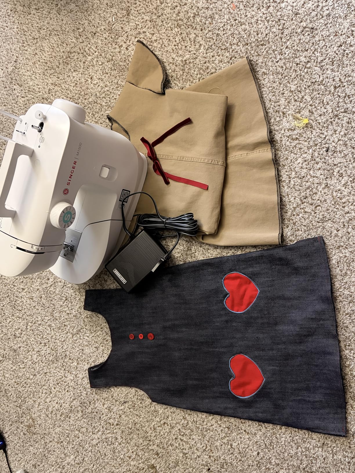 SINGER M1500 Lightweight & Portable Sewing Machine with Accessory Kit | 6 stitches deliver 57 applications, easy stitch selection, 4-step buttonhole, LED light, great for quilting, crafts & mending customer photo 1