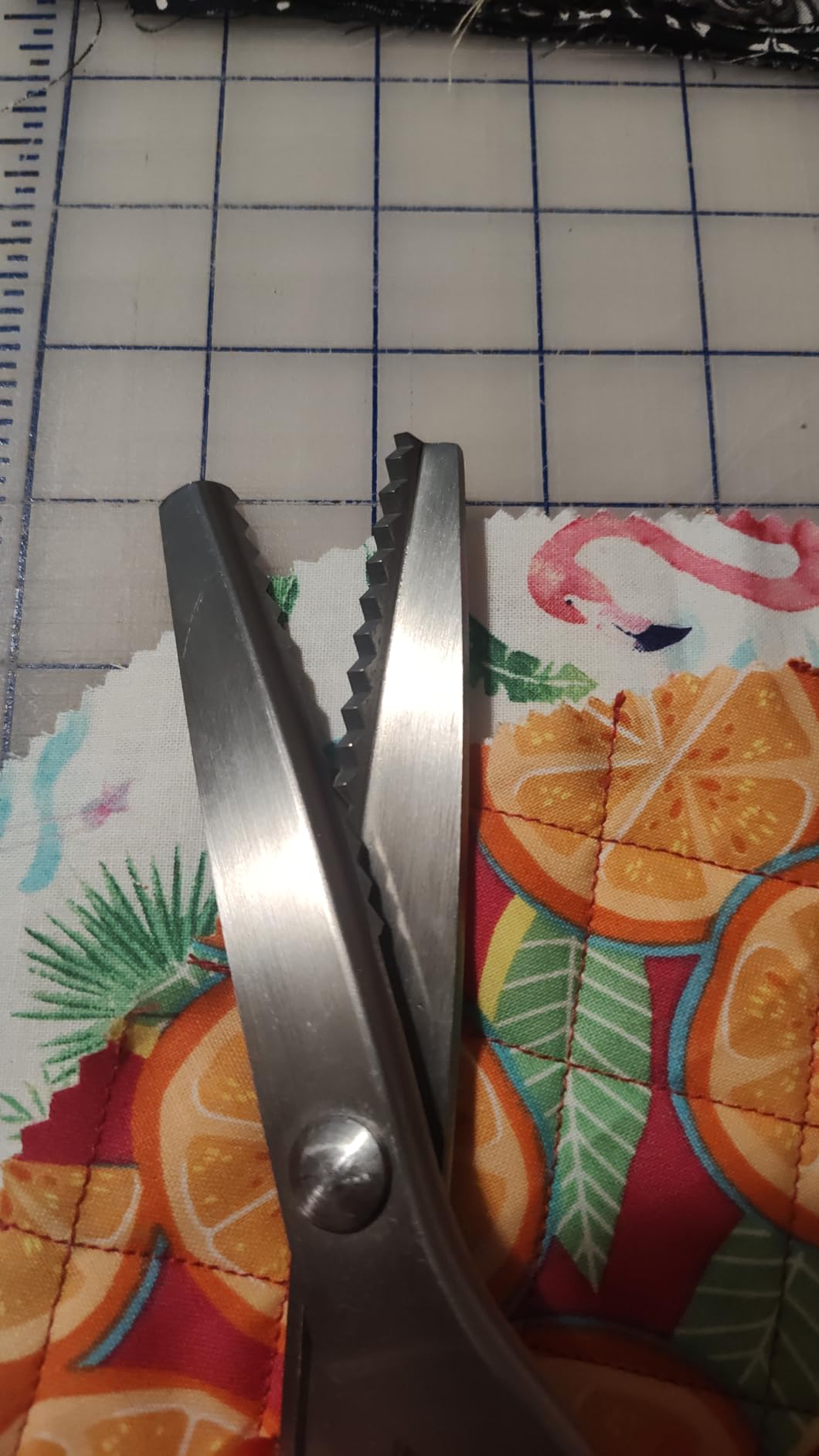 Pinking Shears Serrated, Comfort Grips Handled, Professional Dressmaking Sewing Craft Zig Zag Cut Scissors, Suitable for Many Kinds of Fabrics and Paper, 9 Inch Red customer photo 2