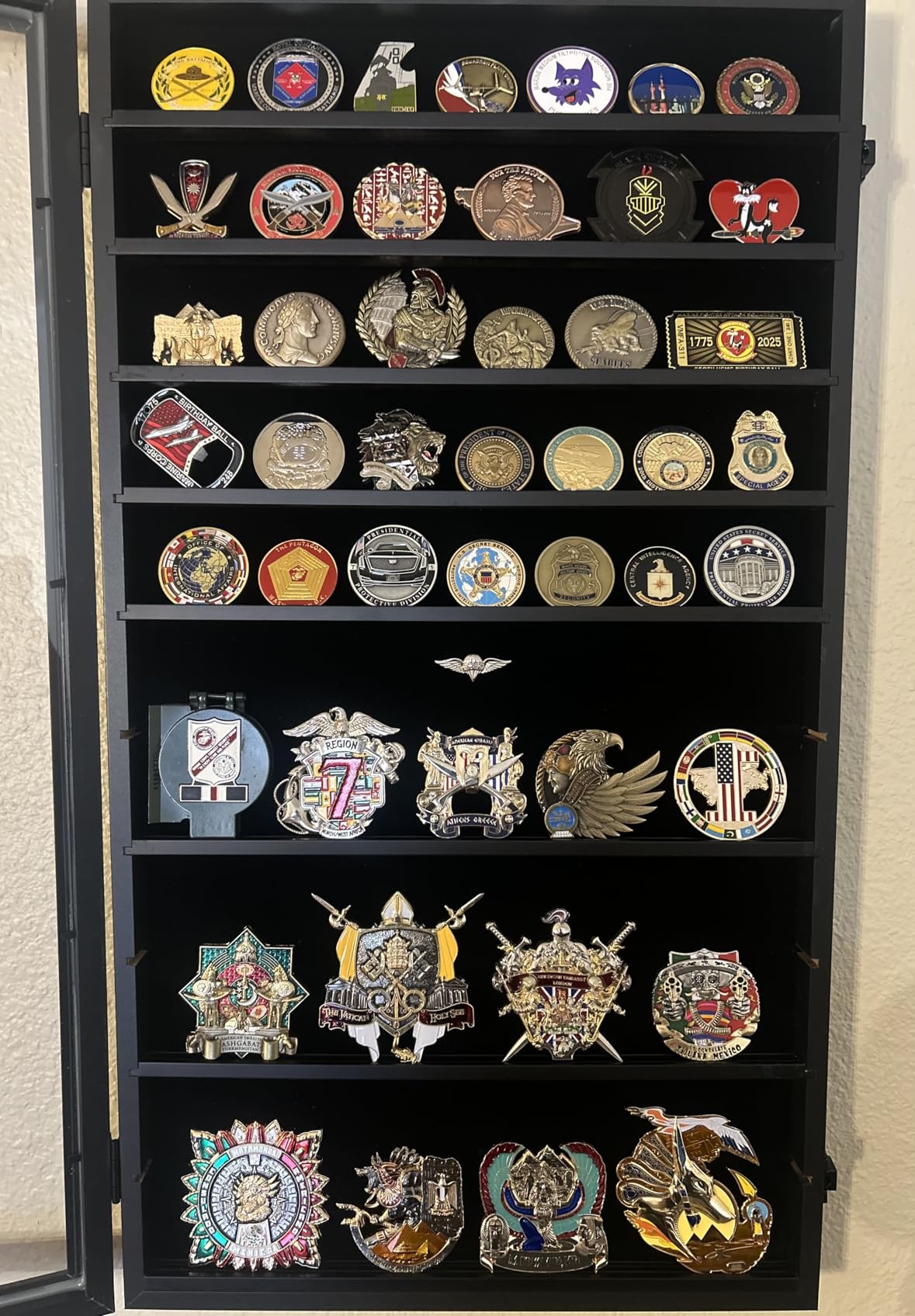 Jinchuan Military Challenge Coin Display Case Lockable Cabinet Rack Holder Shadow Box with Removable 2 Groove Shelves and Anti Dust Door for Casino Poker Chips Collectibles, Small - Black customer photo 1