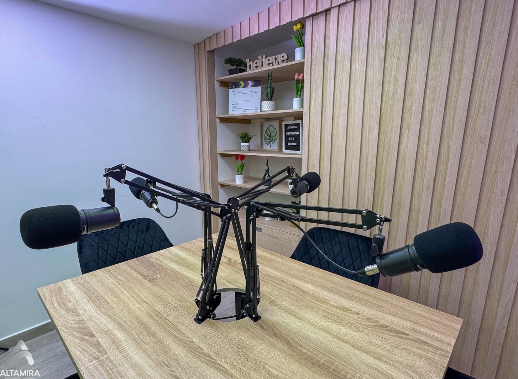 Zoom Dynamic Microphone for Podcasts, Voice-Overs, Interviews, Vocals, and More, High SPL Capability, Sturdy Metal Body, and Large Diaphragm customer photo 1