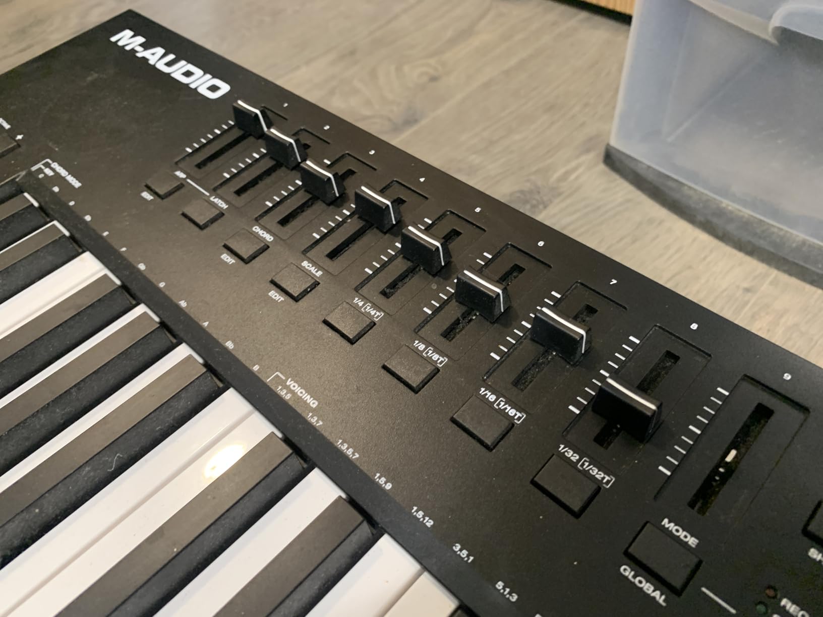 M-AUDIO Oxygen Pro 61 Key USB MIDI Keyboard Controller With Beat Pads, MIDI-assignable Knobs, Buttons and Faders, and Native Instruments Sound Package (NKS Integration) customer photo 2