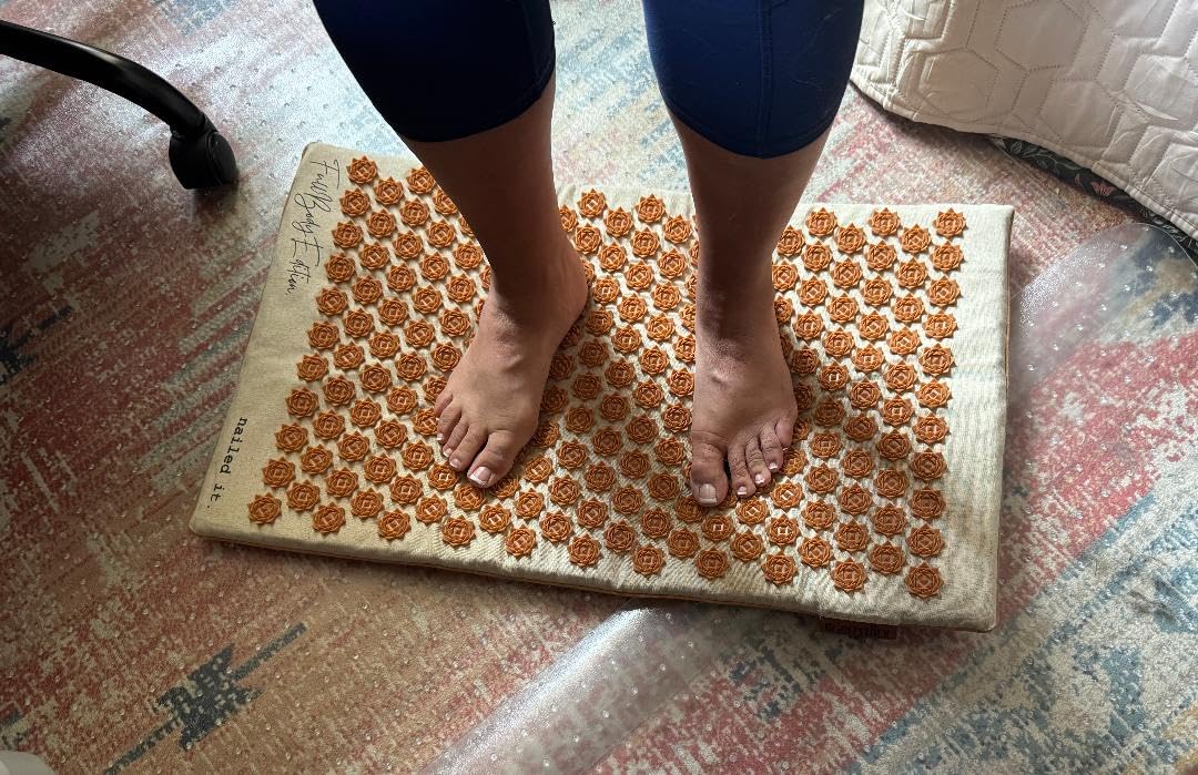 Glanzstück Berlin® Acupressure Mat Set Premium, Beginner Suitable, Made of Linen, Neck and Back Pain Relief, with Pillow (Heat Function) & Bag, Sustainable customer photo 1