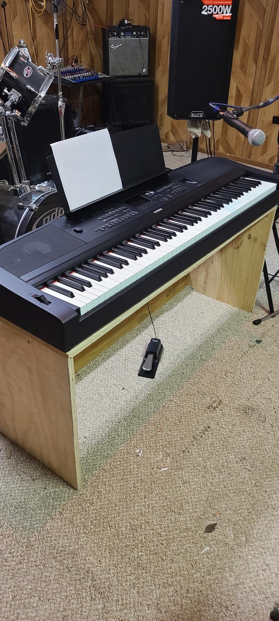 Yamaha DGX-670B 88-Key Weighted Digital Piano with Sustain Foot Switch and Music Rest, Black customer photo 1