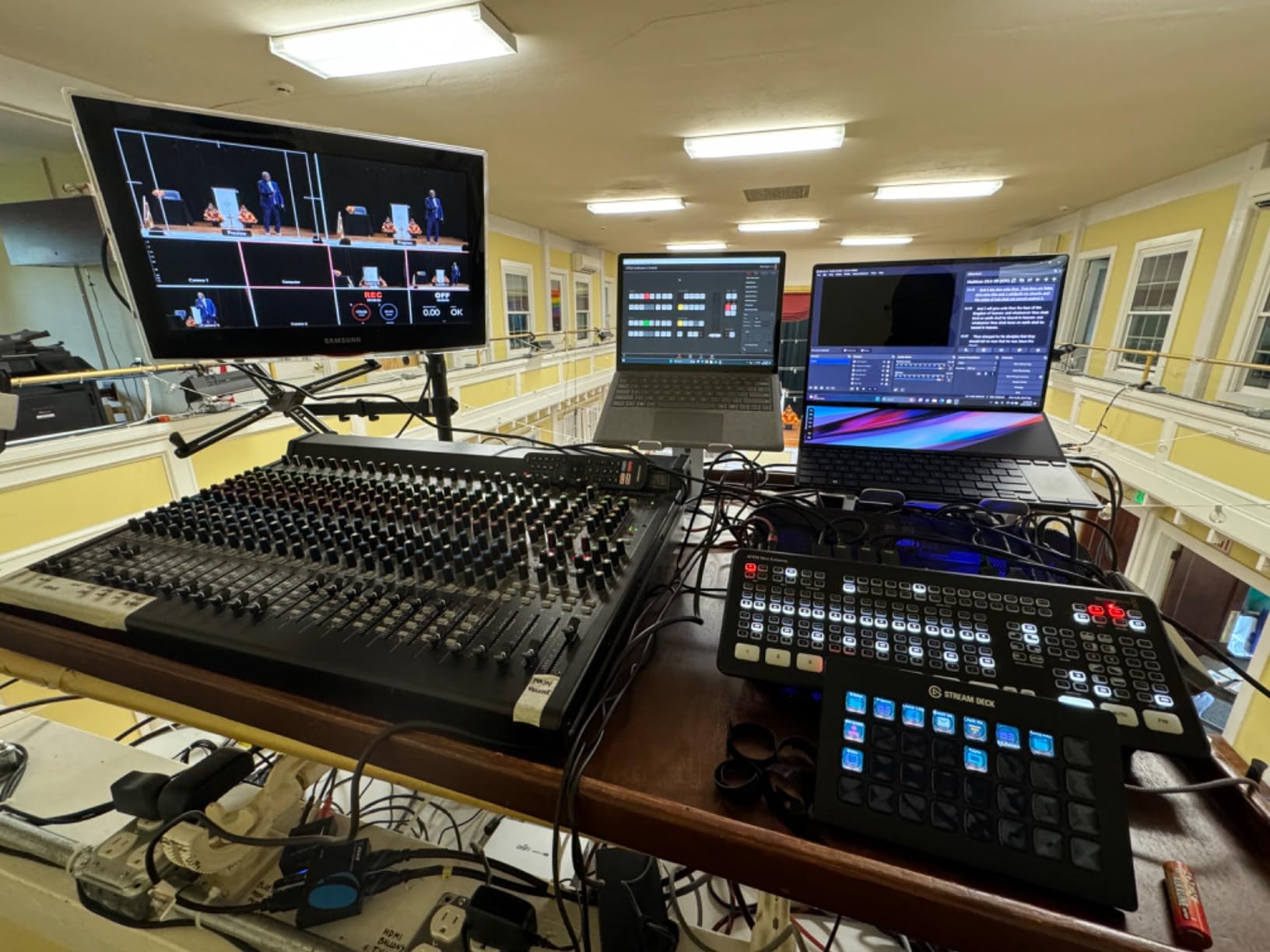 ATEM Mini Extreme HDMI Live Stream Switcher - Professional 8-Input Live Production Switcher for Church Streaming and Broadcast customer photo 1