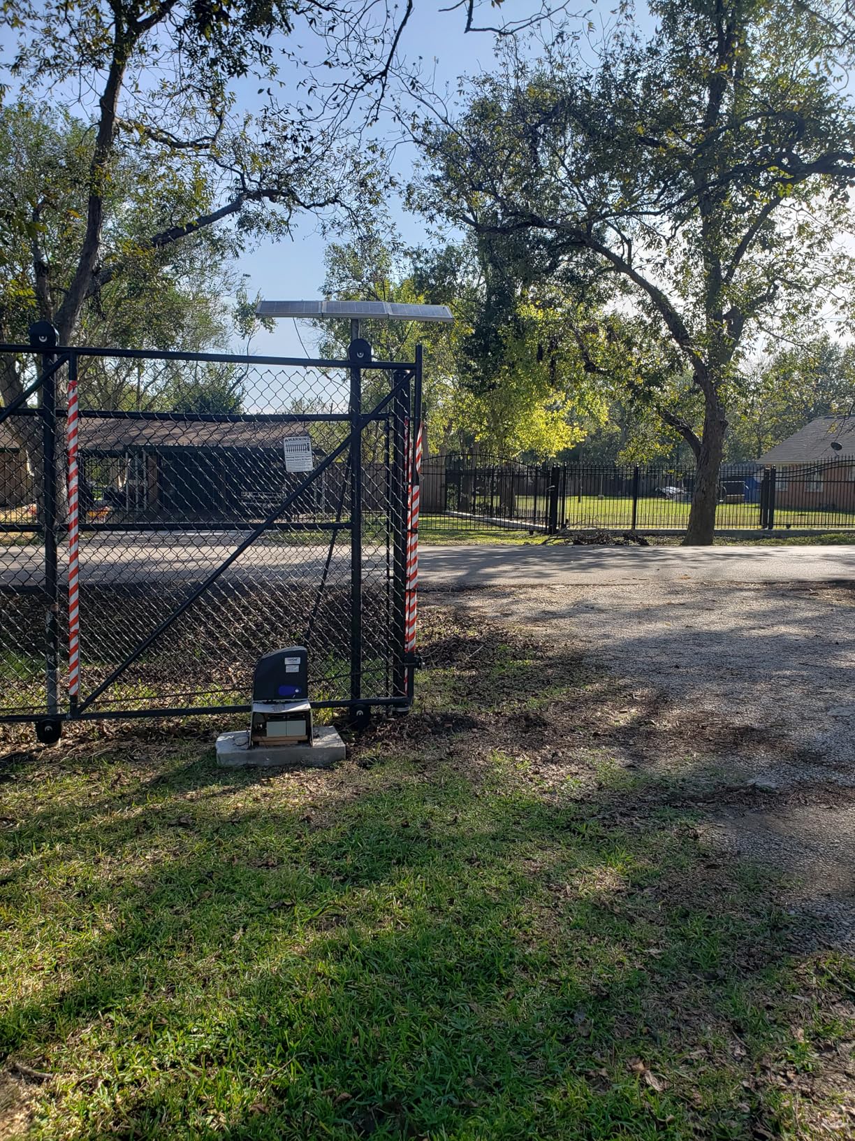 TOPENS DKC500S Solar Sliding Gate Opener Chain Drive Automatic Gate Motor for Heavy Driveway Slide Gates Up to 1300 Pounds, Electric Gate Operator Battery Powered with Solar Panel Remote Control Kit customer photo 1