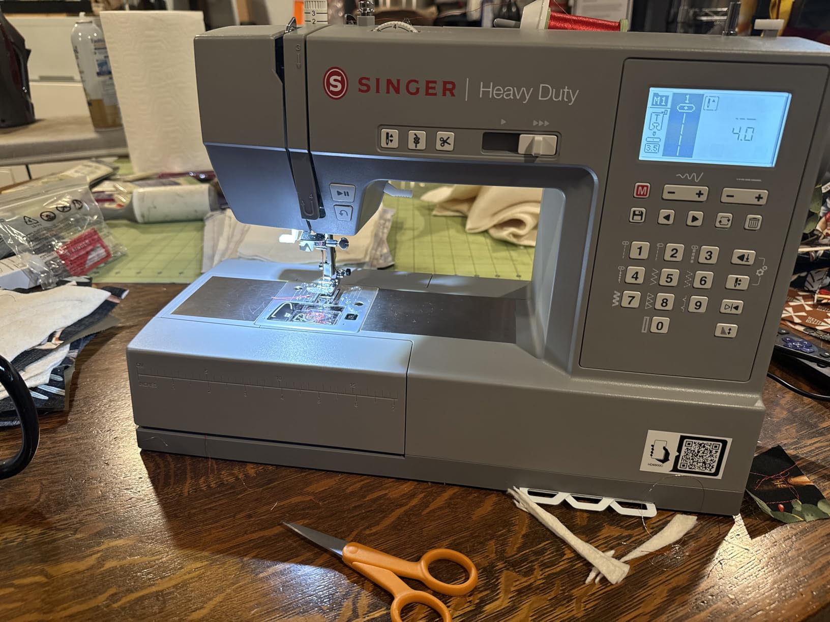 SINGER Heavy Duty 6800C Computerized Sewing Machine with Accessory Kit | Strong Motor with Enhanced Piercing Power, 586 Stitch Applications, LCD Screen customer photo 1
