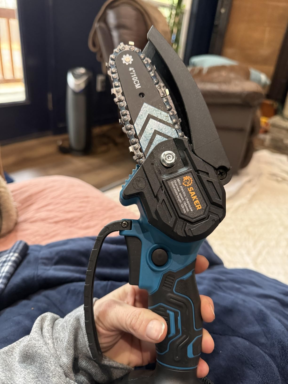 Saker Mini Chainsaw, Portable Electric Chainsaws Cordless, Handheld Chain Saw Pruning Shears Chain Saws for Tree Branches, Courtyard, Household and Garden, Gifts for Men Dad Husband Women customer photo 1