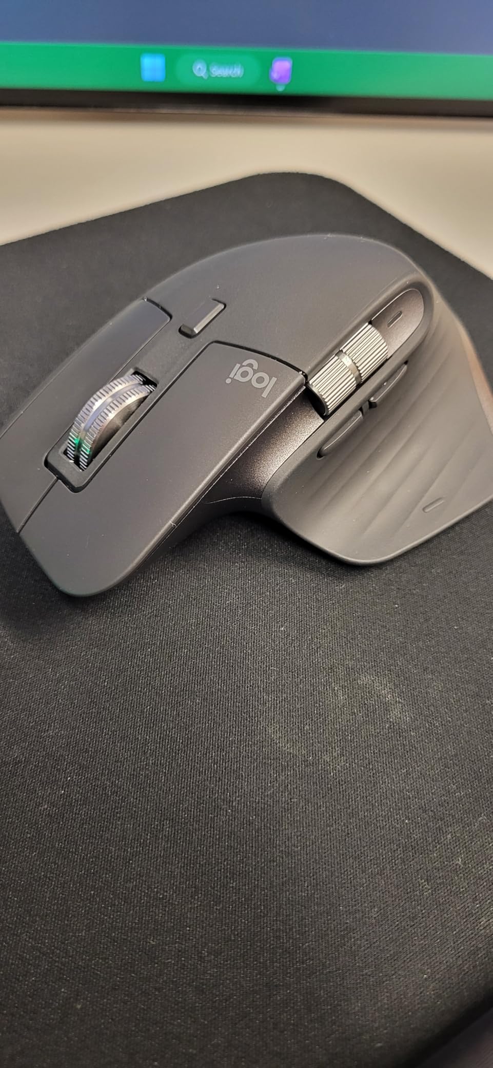 MX Master 3S Wireless Mouse Standard Edition with Logi Bolt USB Receiver, Ultra-Fast Scrolling, Ergo, 8K DPI, Track on Glass, Quiet Clicks, USB-C, Bluetooth, Windows, Linux, Chrome - Graphite customer photo 1