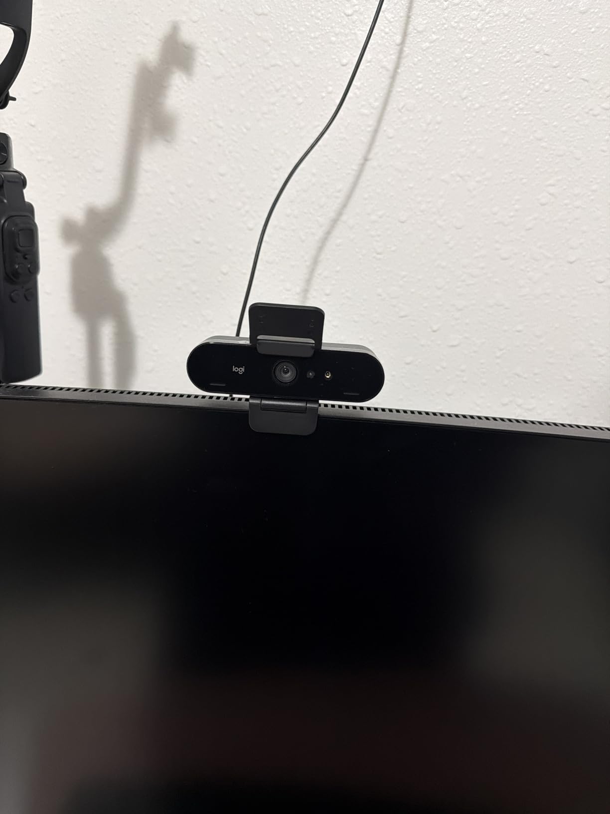 Logitech Brio 4K Webcam, Video Calling, Noise-Cancelling mic, HD Auto Light Correction, Wide Field of View, Windows Hello Works with Microsoft Teams, Zoom, Google Meet customer photo 2