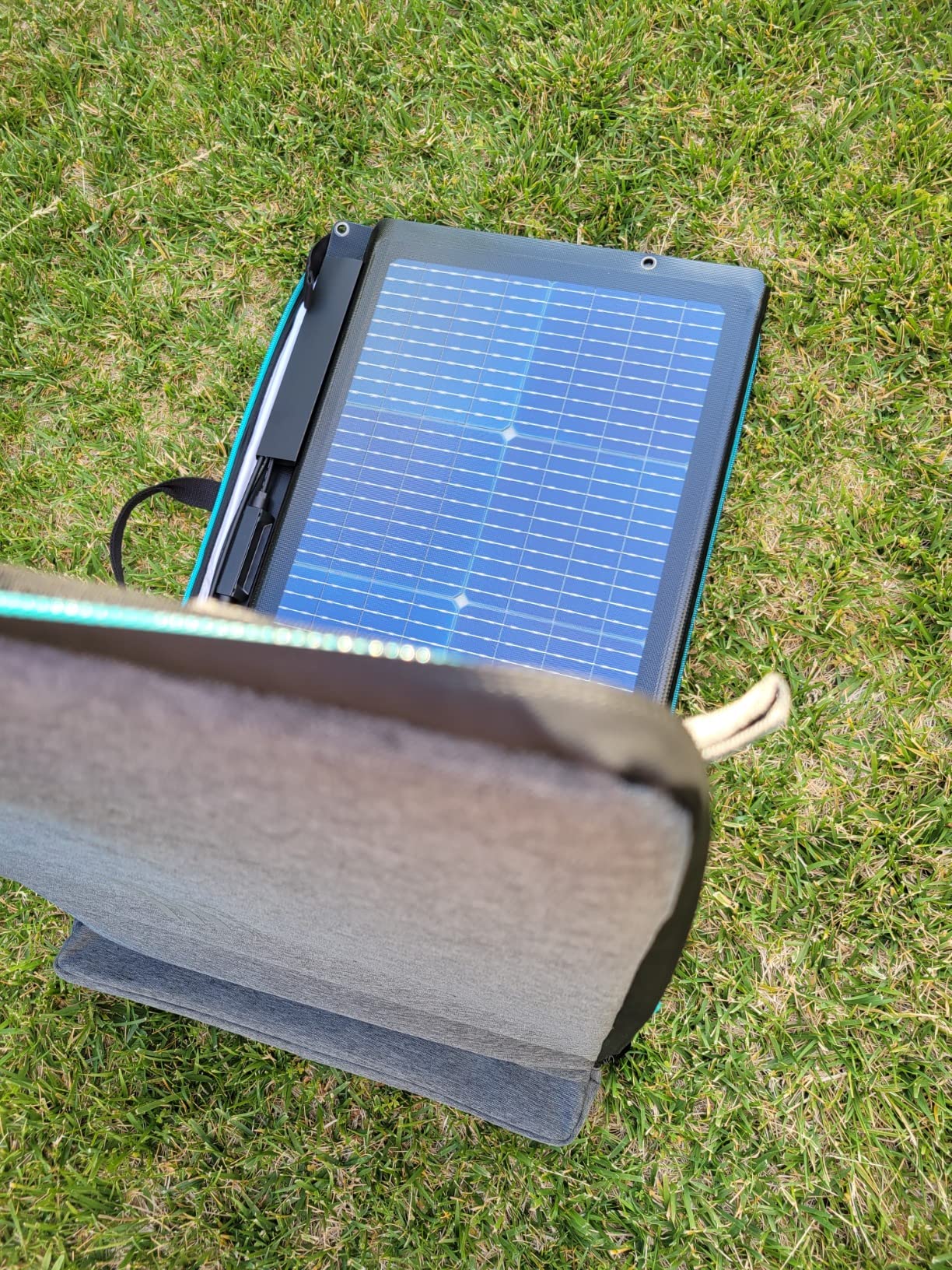 ECOFLOW 220W Portable Solar Panel, Bifacial Design Up to 25% Conversion Efficiency N-Type Solar Cell, with Adjustable Kickstand, IP68 Waterproof, Foldable Solar Panel for Camping RVing Home Backup customer photo 2