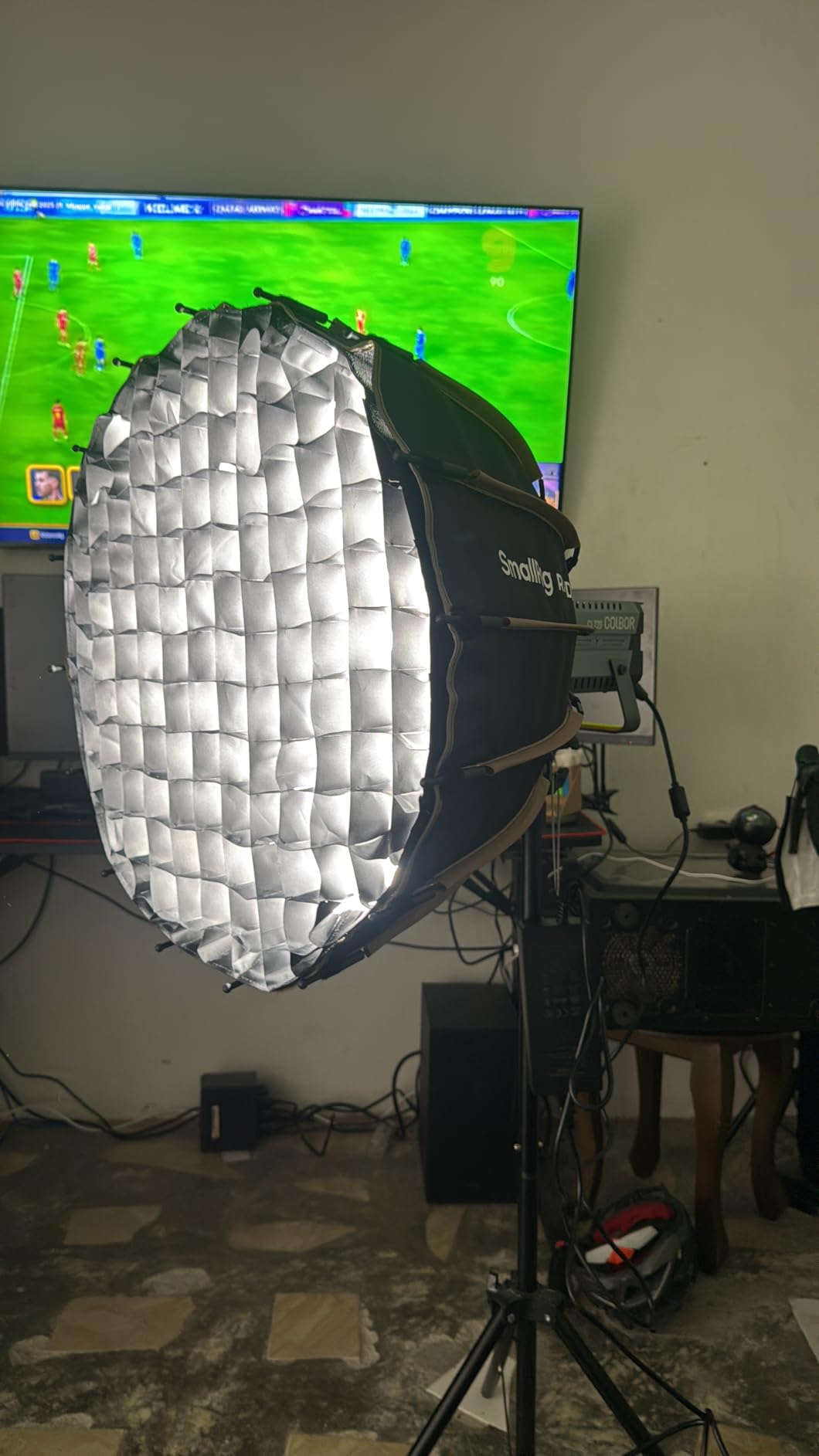 SmallRig Parabolic Softbox Quick Release, Parabolic Softbox, Compatible with SmallRig RC 120D/RC 120B/RC 220D/RC220B and Other Bowens Mount Light (21.6inch/55cm) customer photo 1